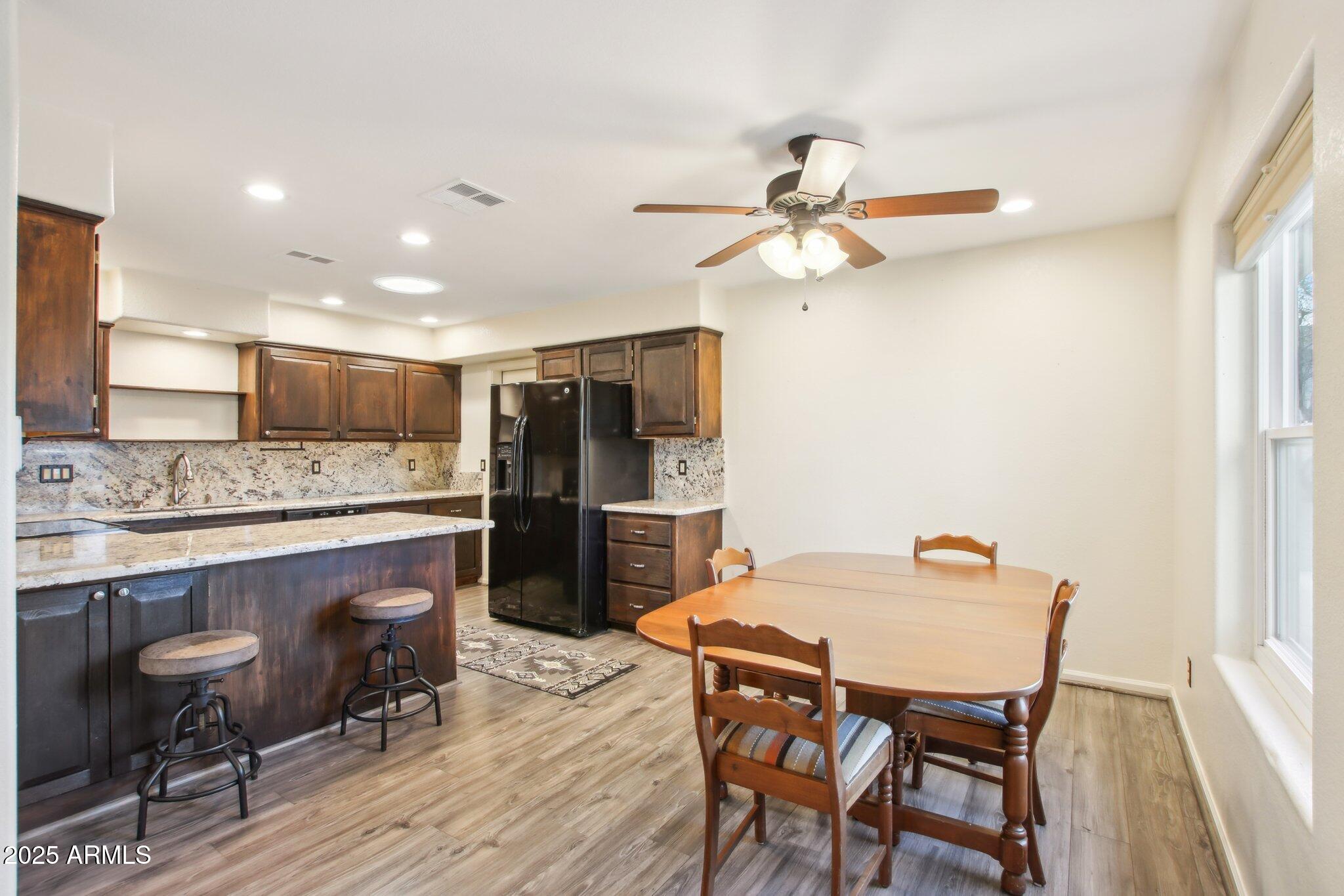 855 W SANTA FE Drive
