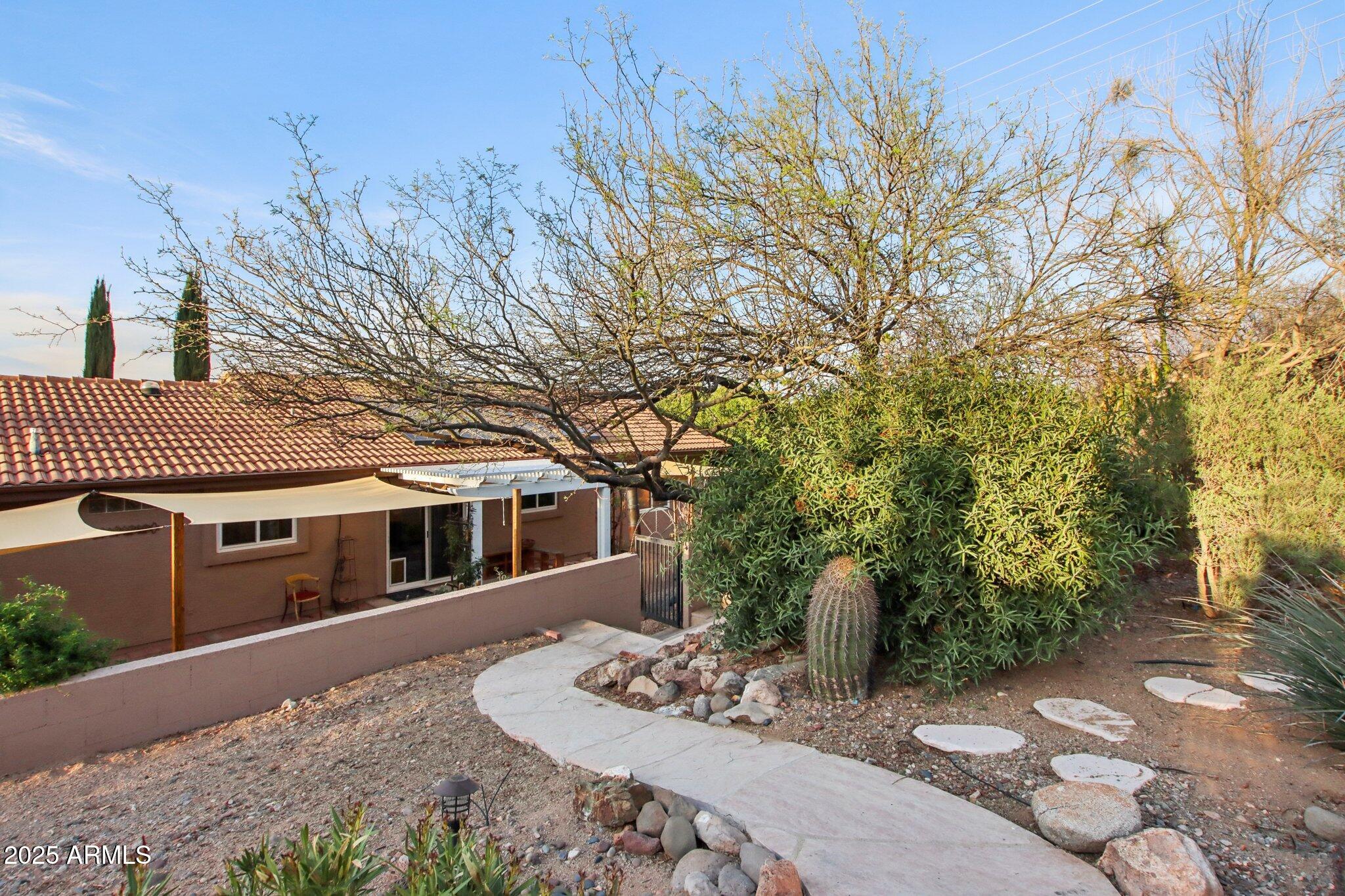 855 W SANTA FE Drive