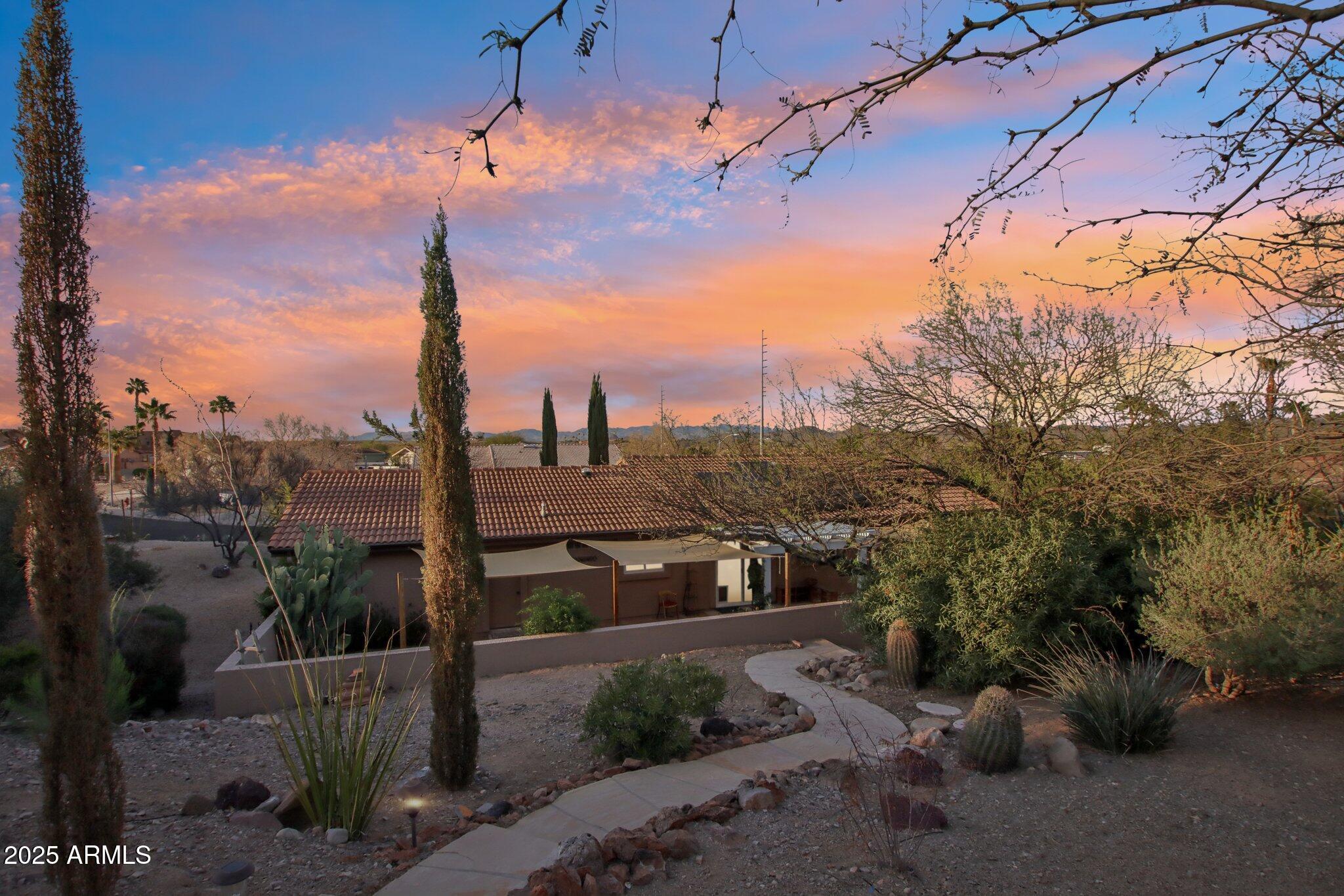 855 W SANTA FE Drive