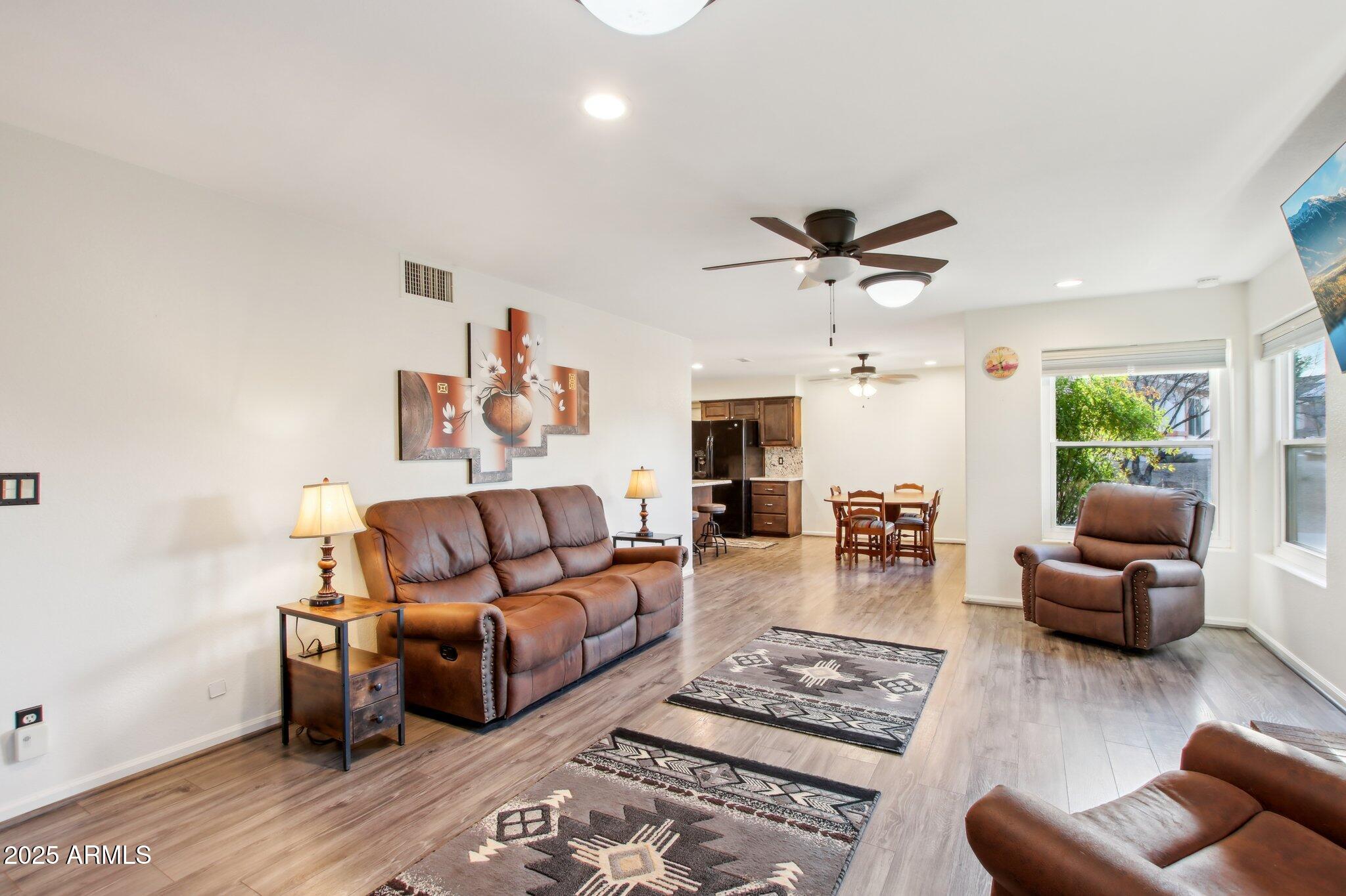 855 W SANTA FE Drive