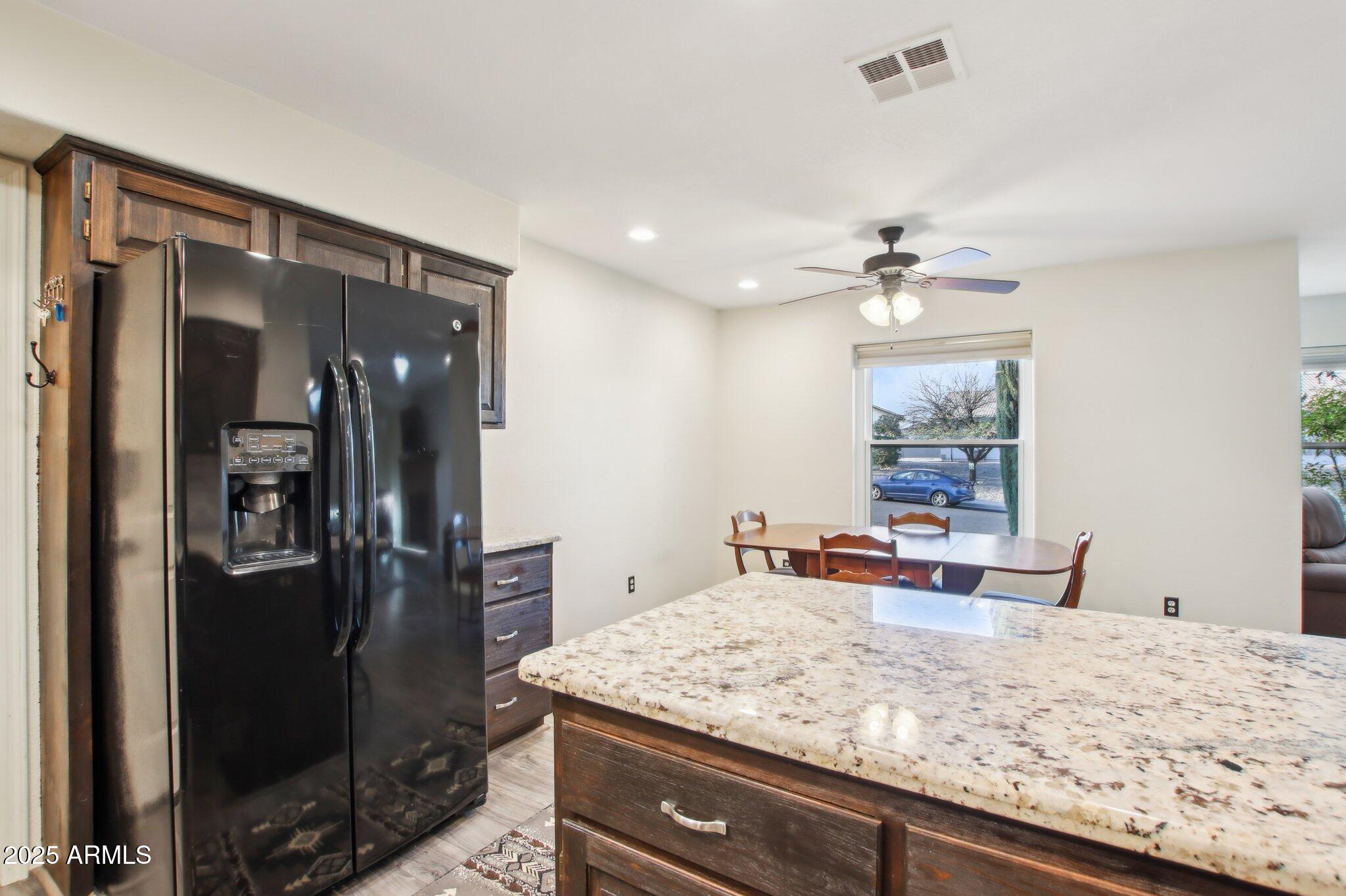 855 W SANTA FE Drive