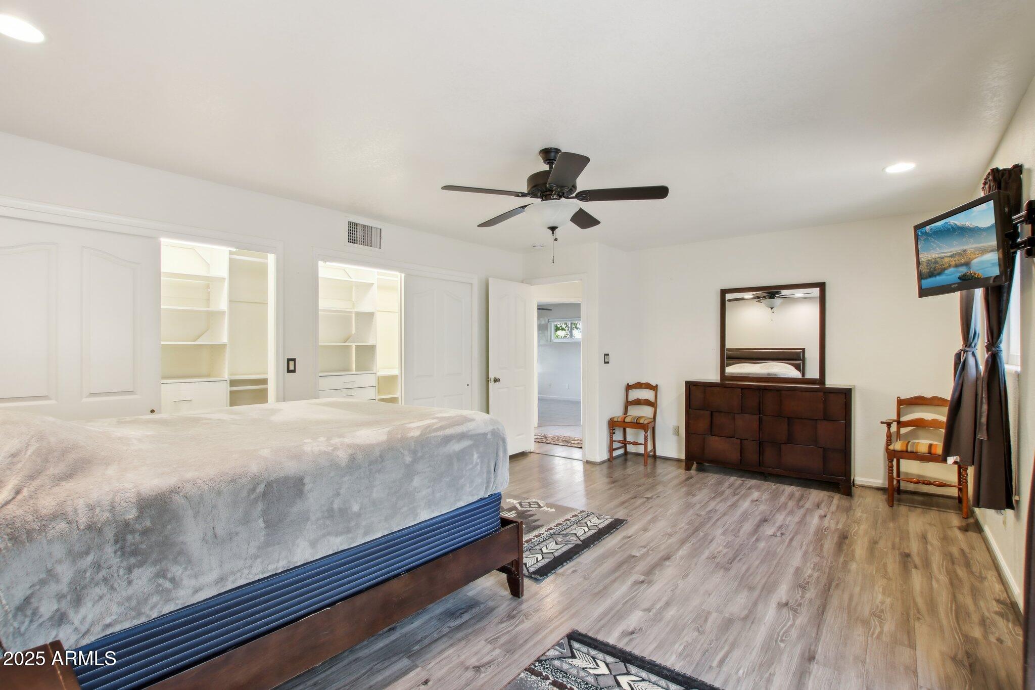 855 W SANTA FE Drive