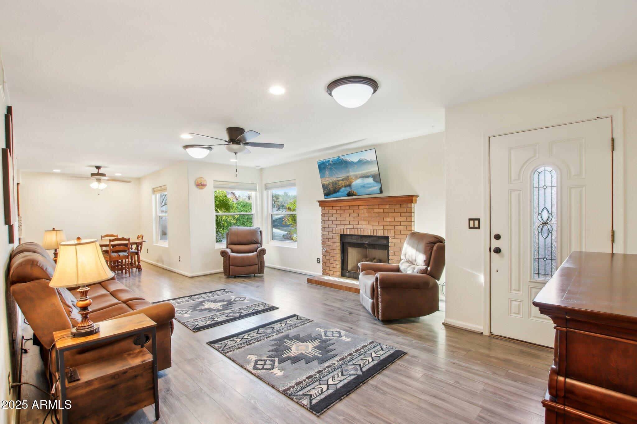 855 W SANTA FE Drive