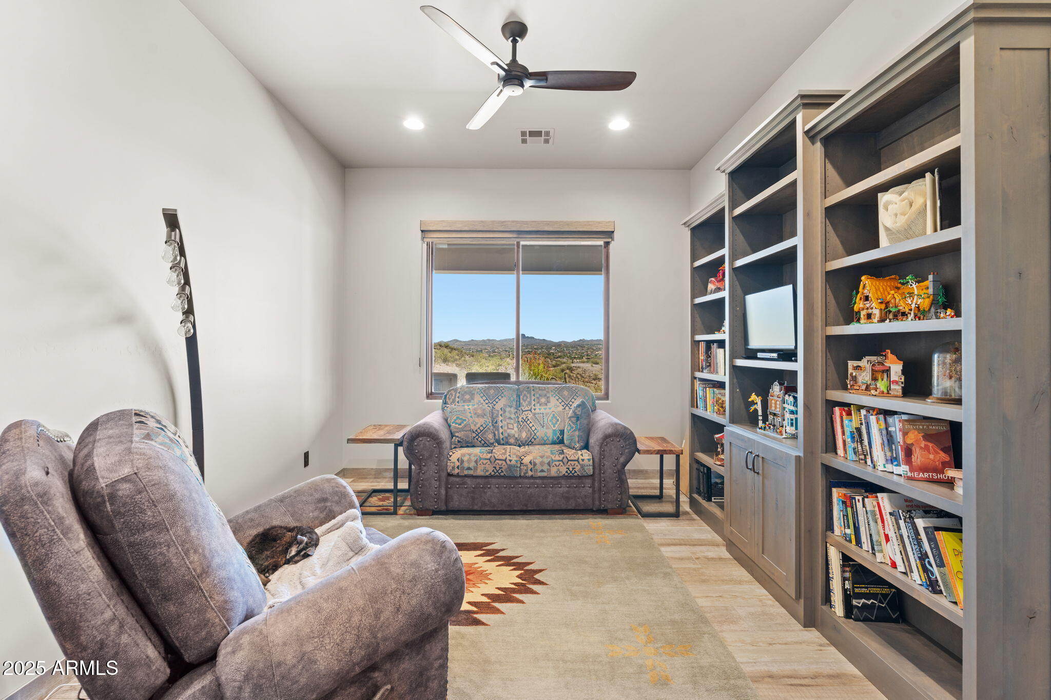 85 E MOSEY Way