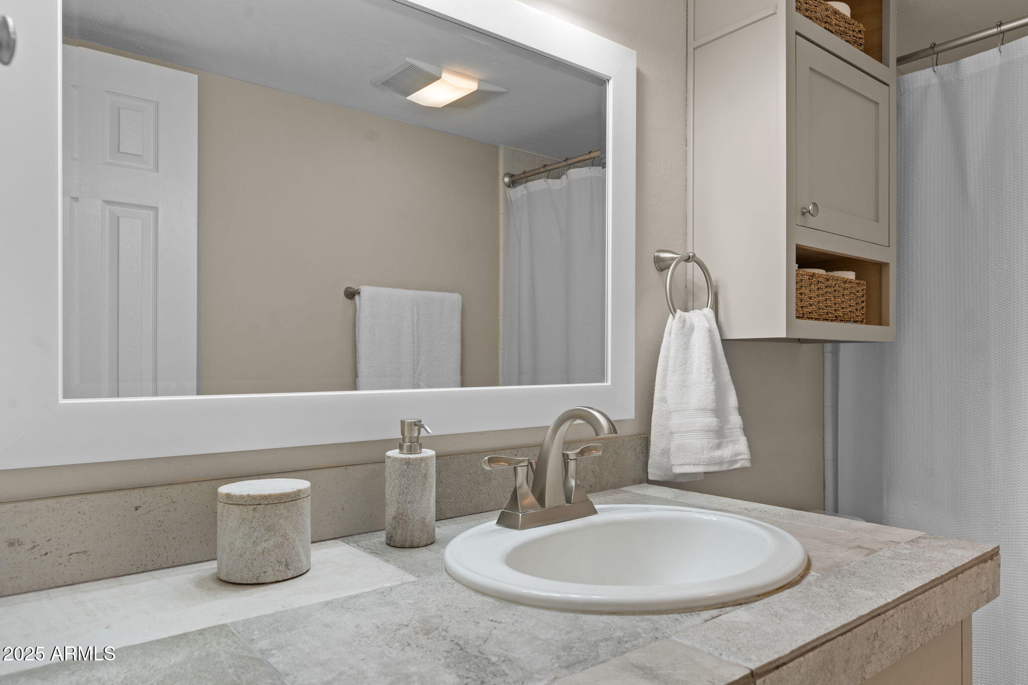 90 W YAVAPAI Street, 7