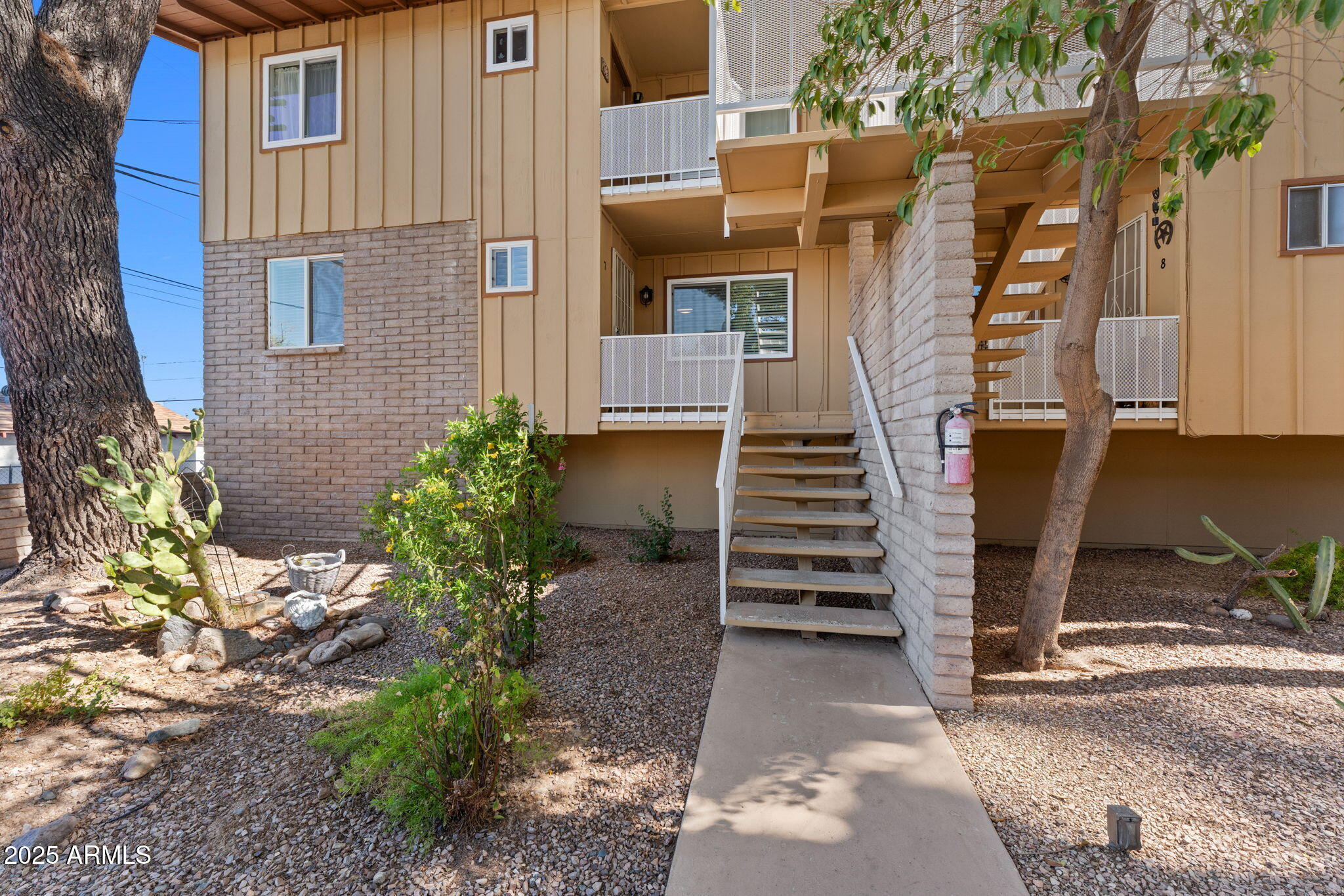 90 W YAVAPAI Street, 7