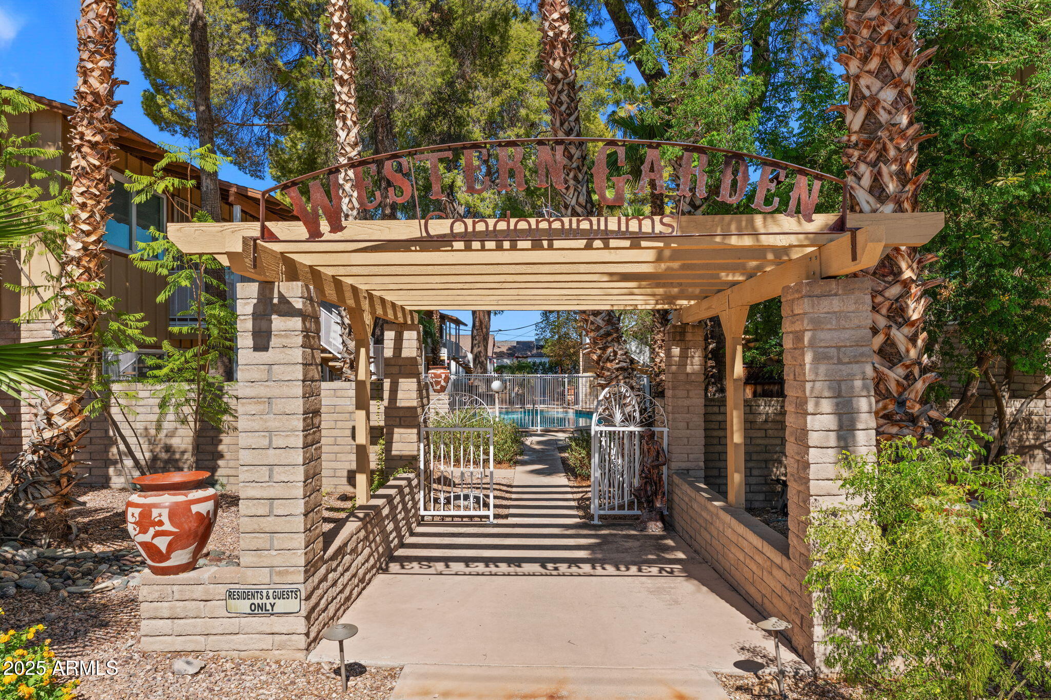 90 W YAVAPAI Street, 7