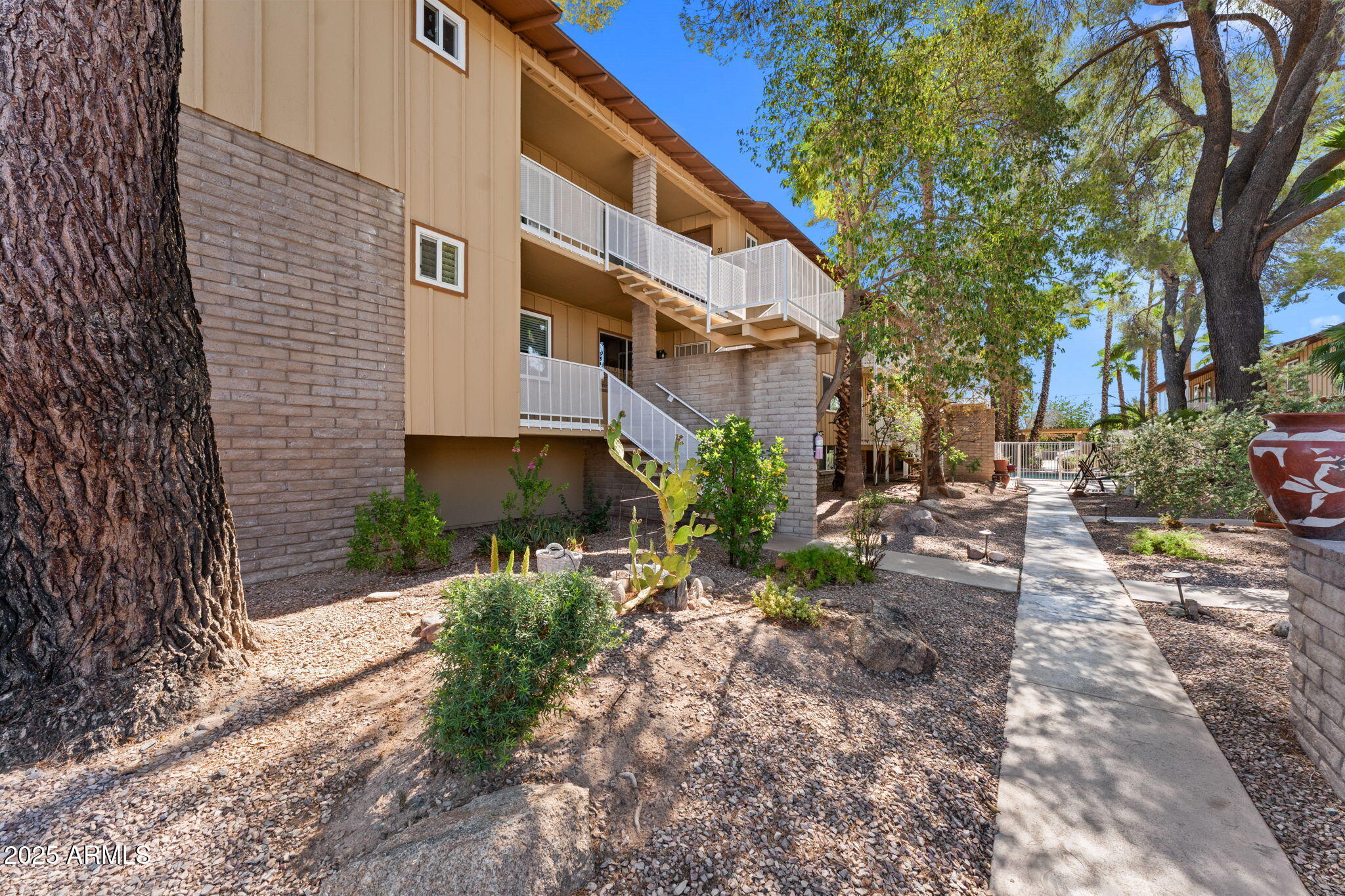 90 W YAVAPAI Street, 7