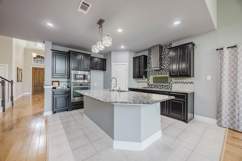 15516 Mayflower Trail