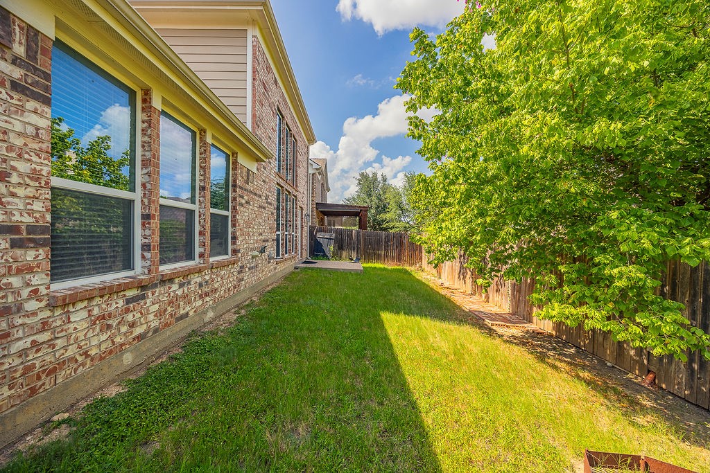 15516 Mayflower Trail