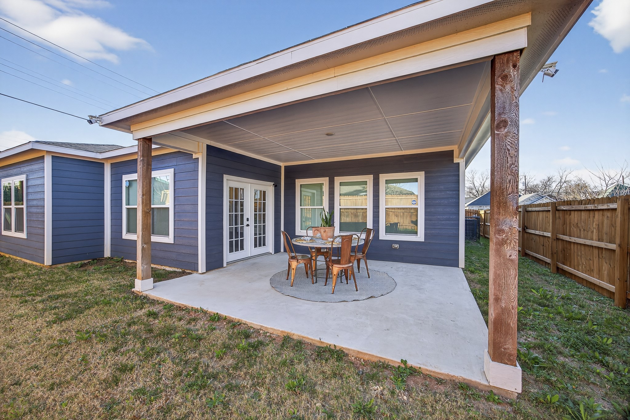 1913 E Myrtle Street