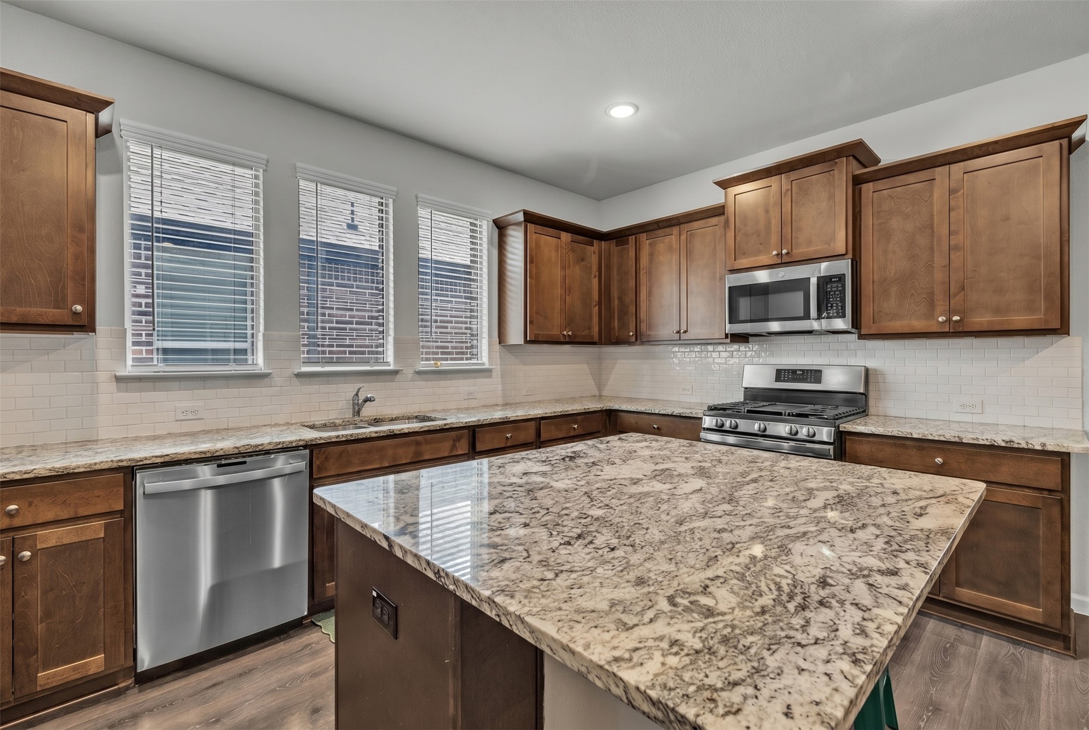 639 Congressional Avenue