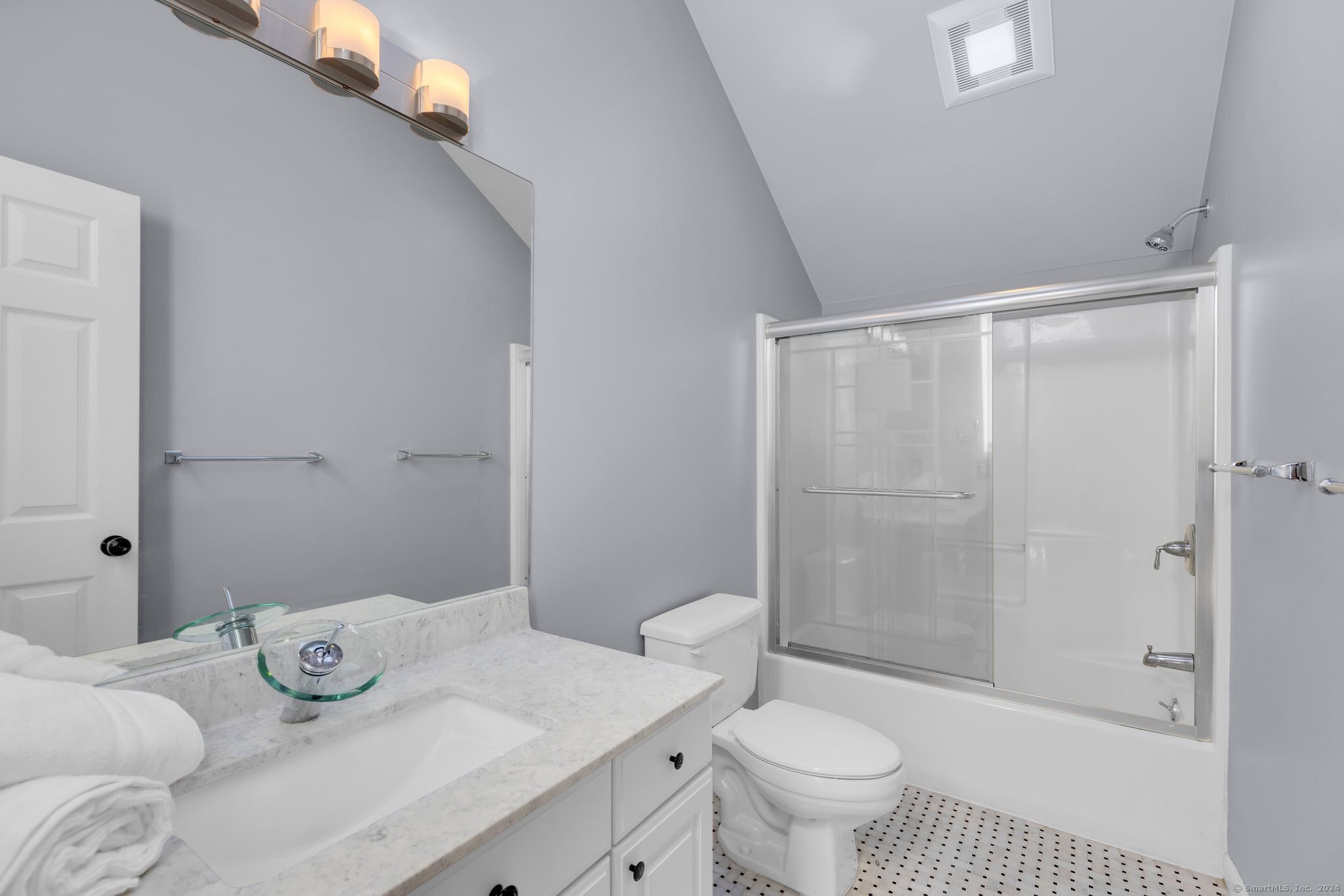 7 Mead Street Unit: APT E