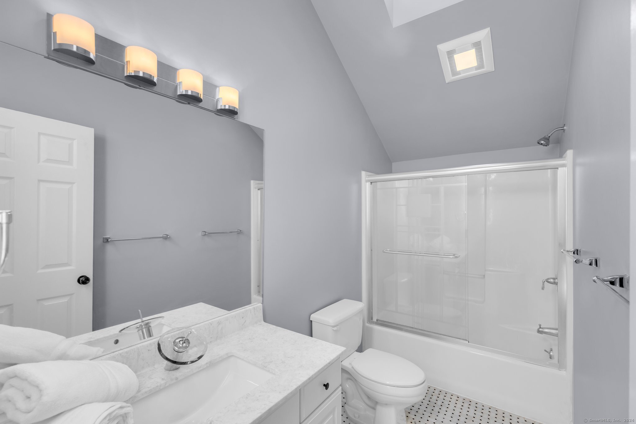 7 Mead Street Unit: APT E