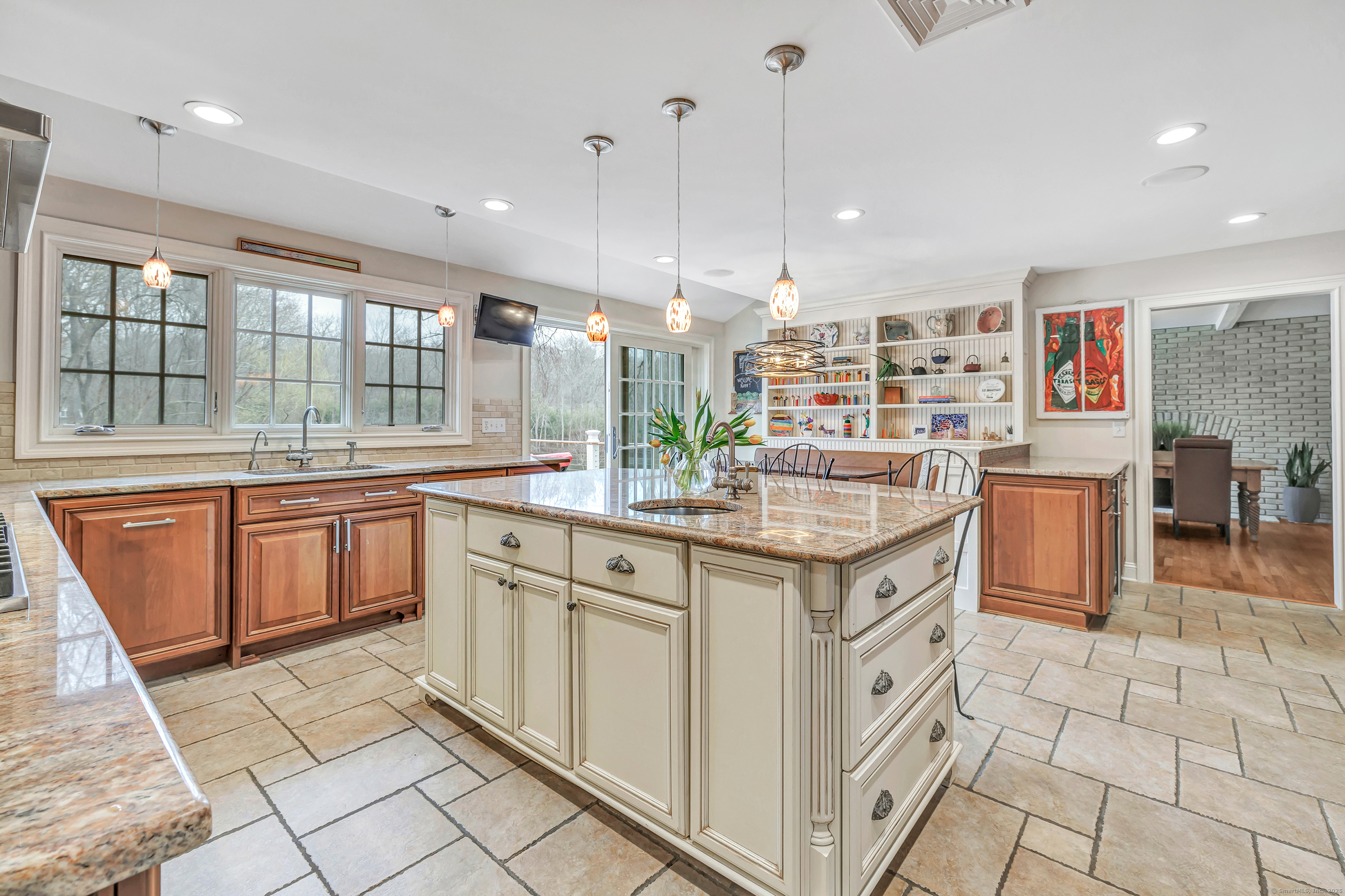 25 Lakeside Drive