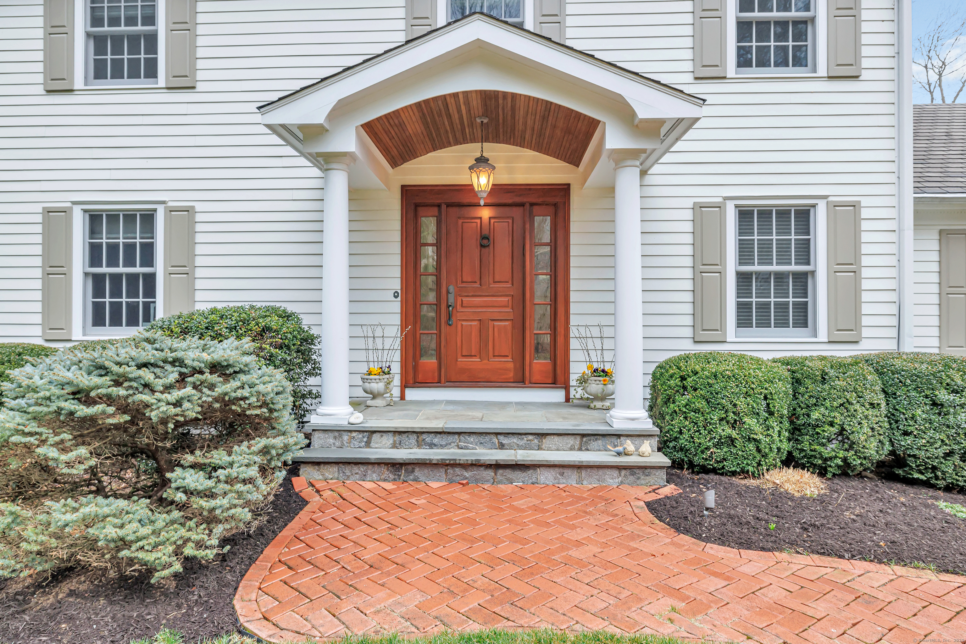 25 Lakeside Drive