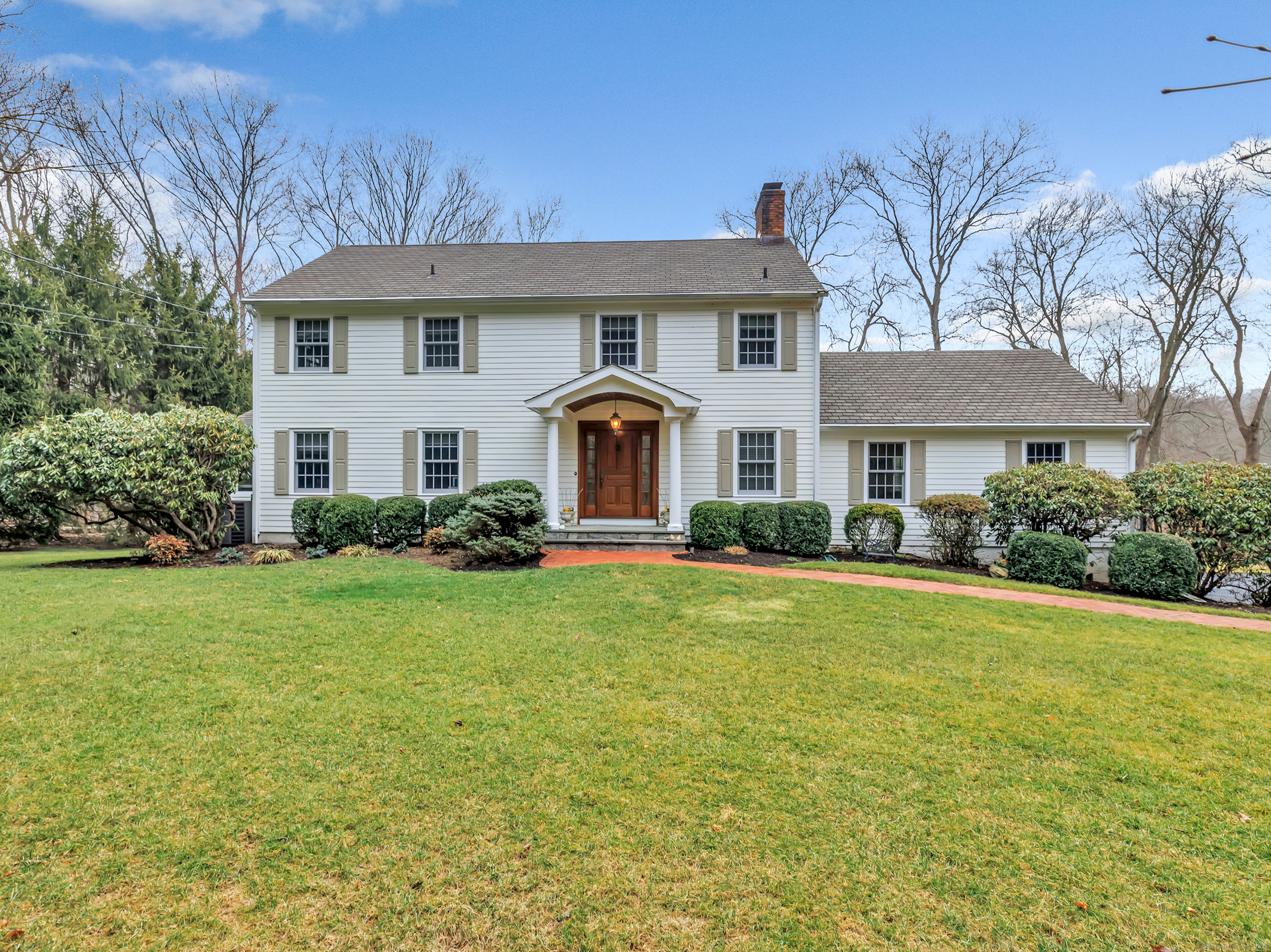 25 Lakeside Drive