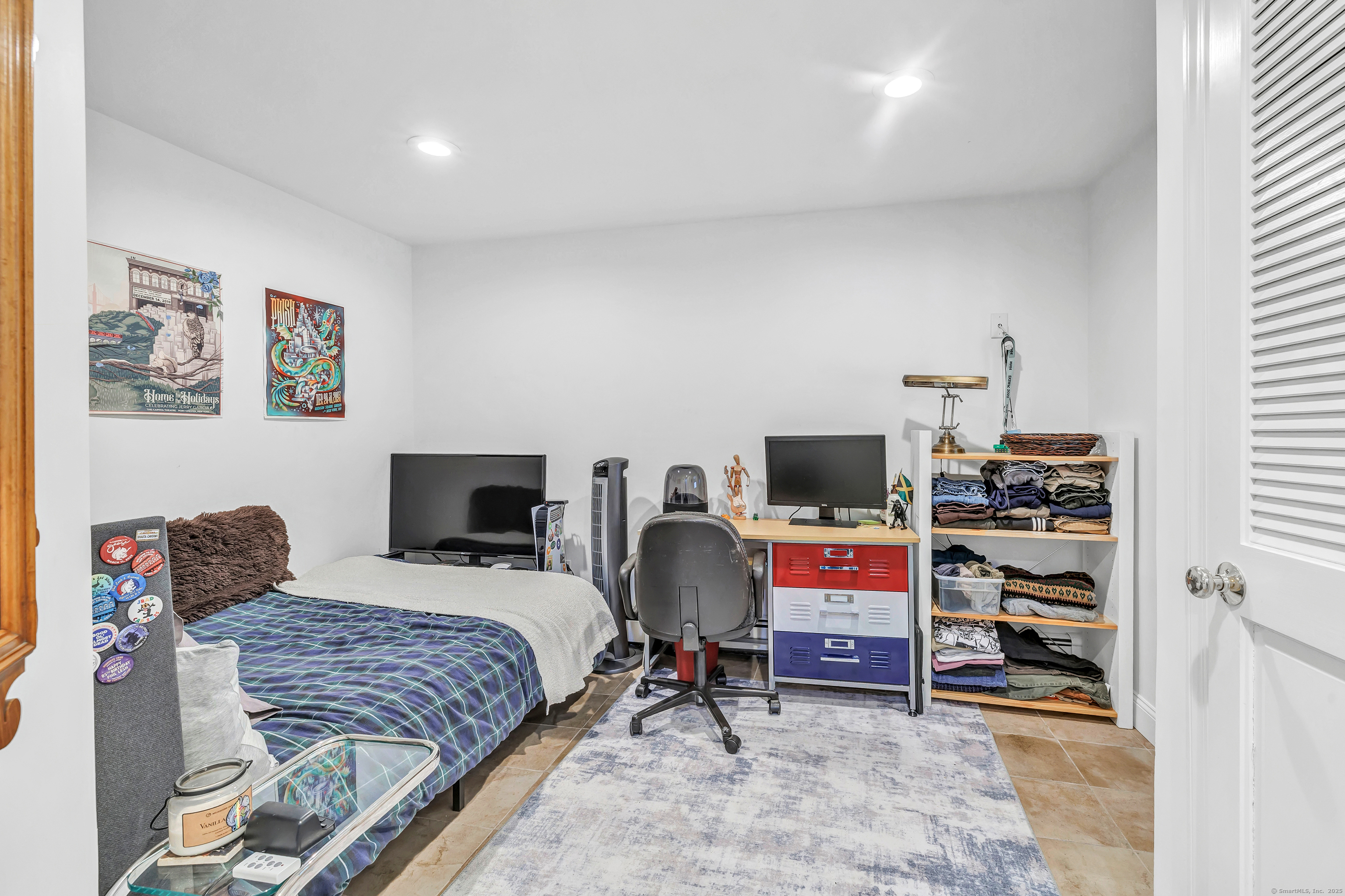25 Lakeside Drive