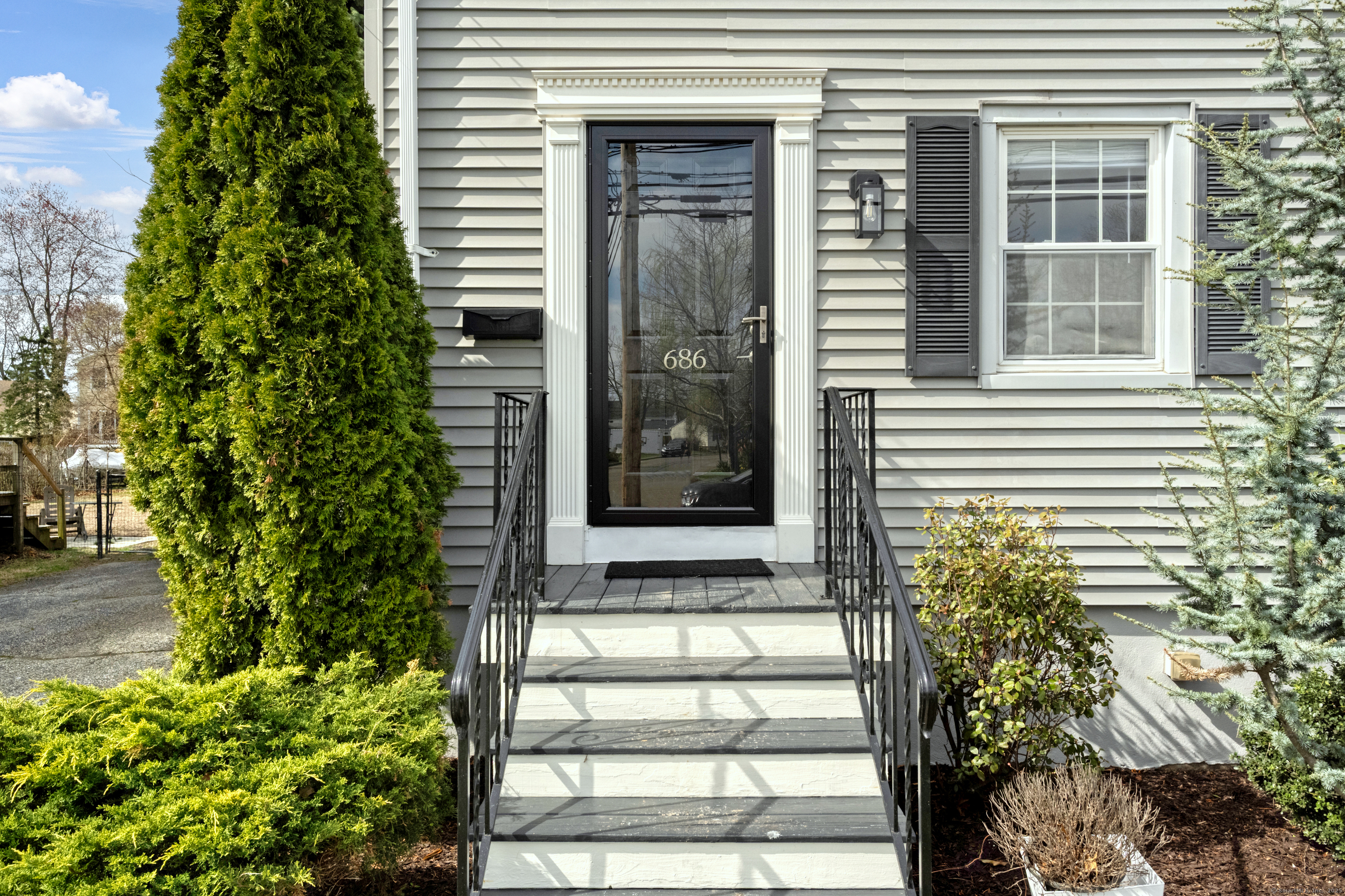 686 Reef Road