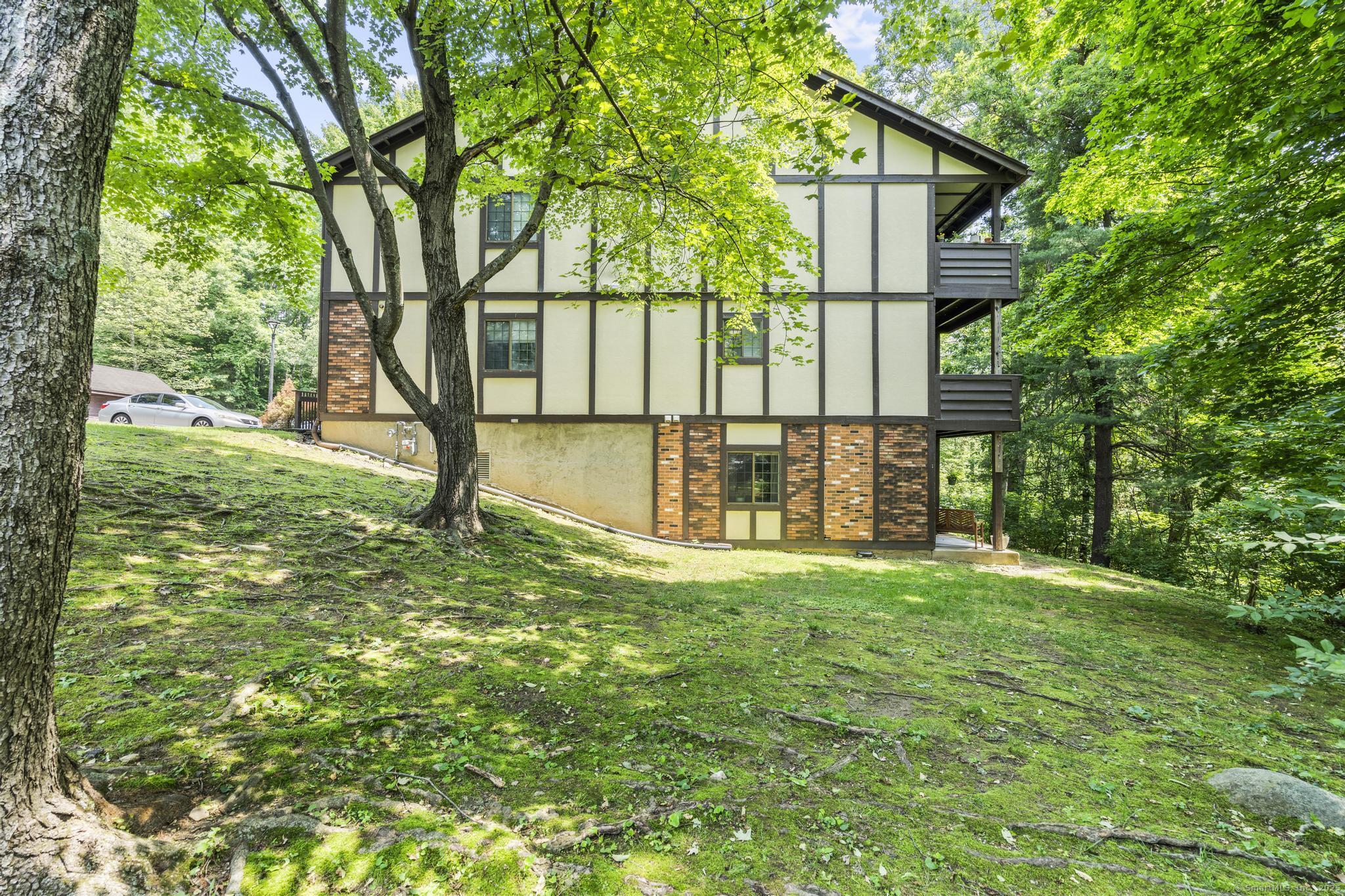 8 Carlisle Court Unit: 8