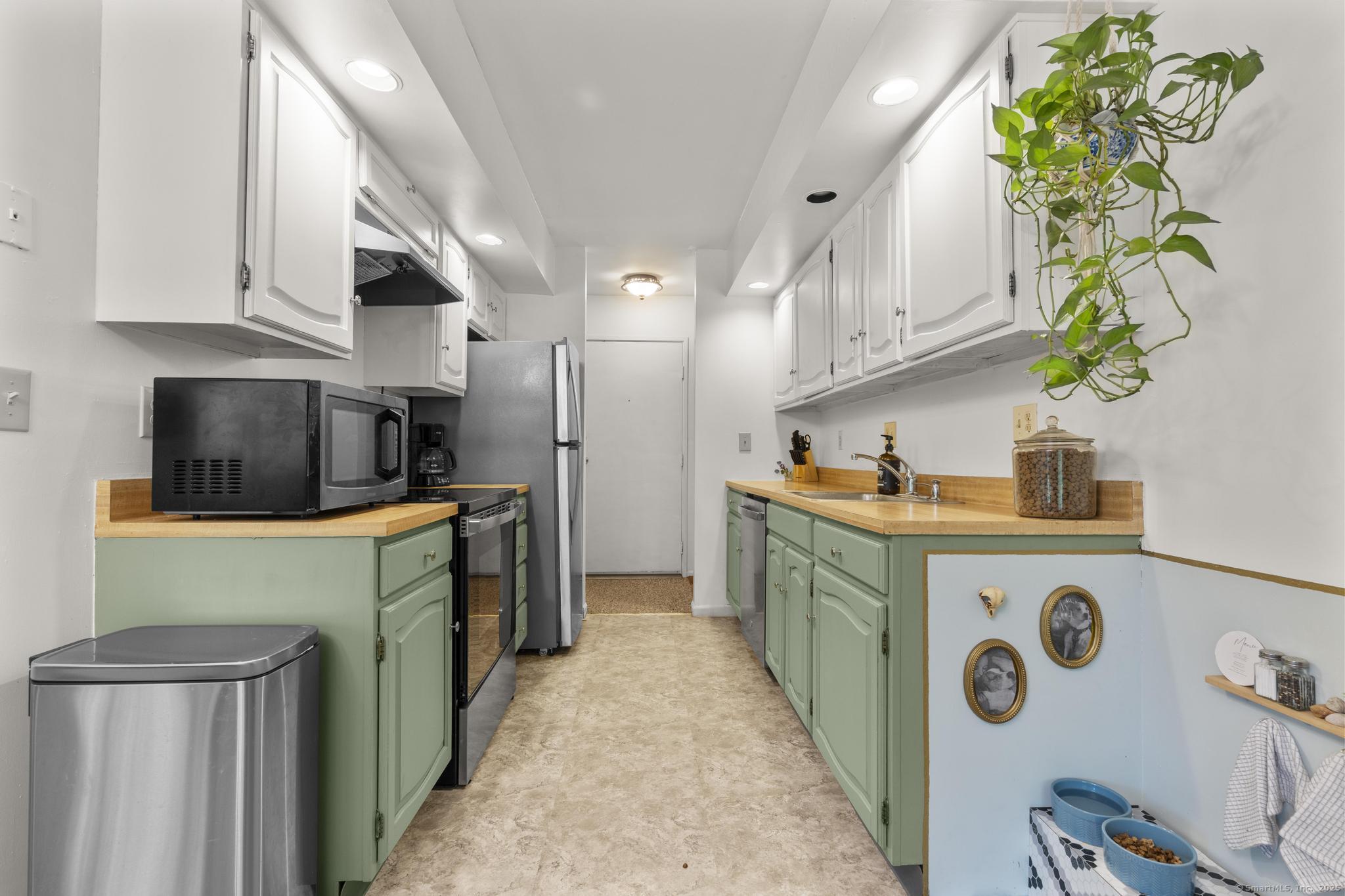 8 Carlisle Court Unit: 8