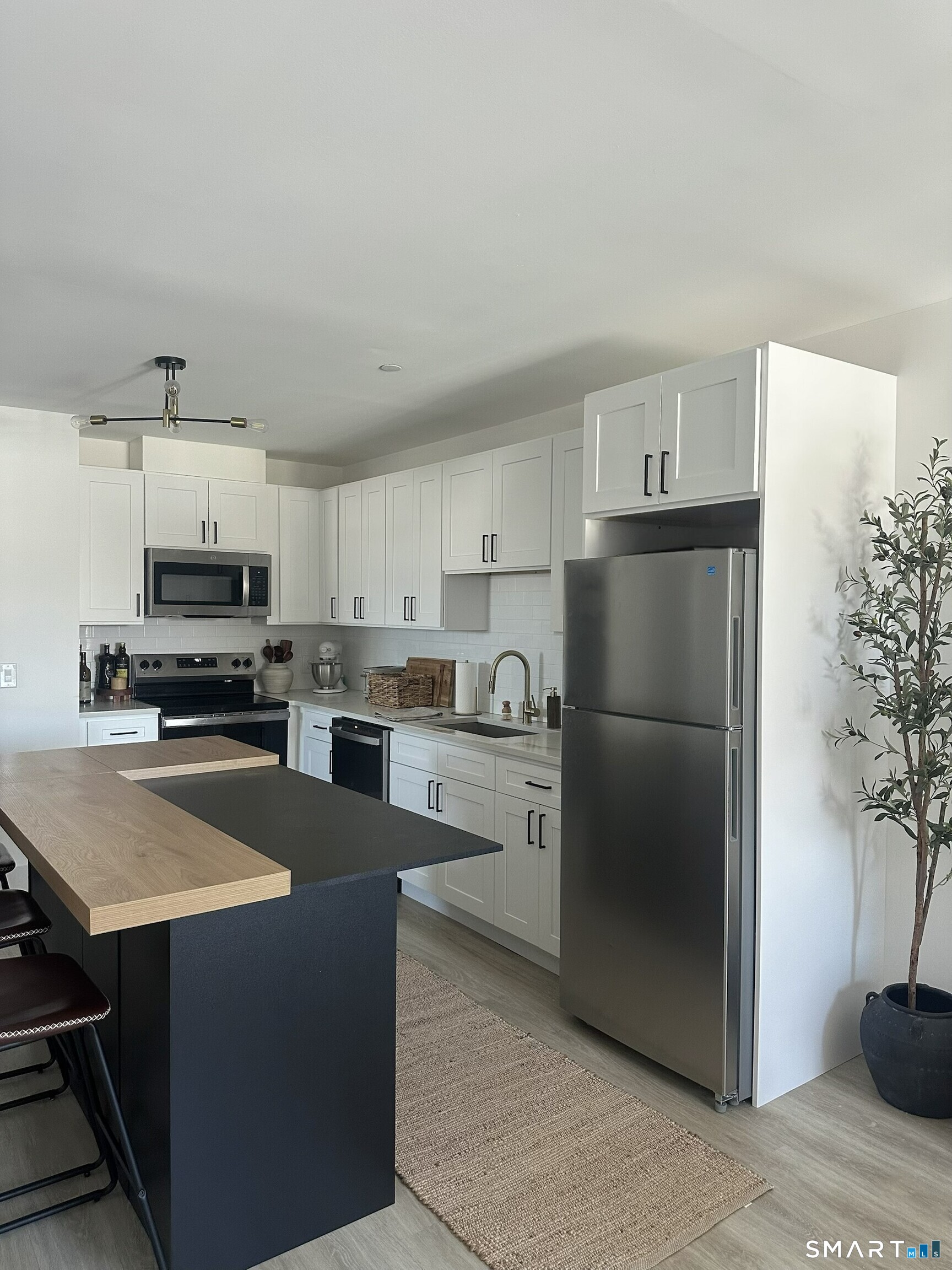 211 Ferry Boulevard Unit: 208