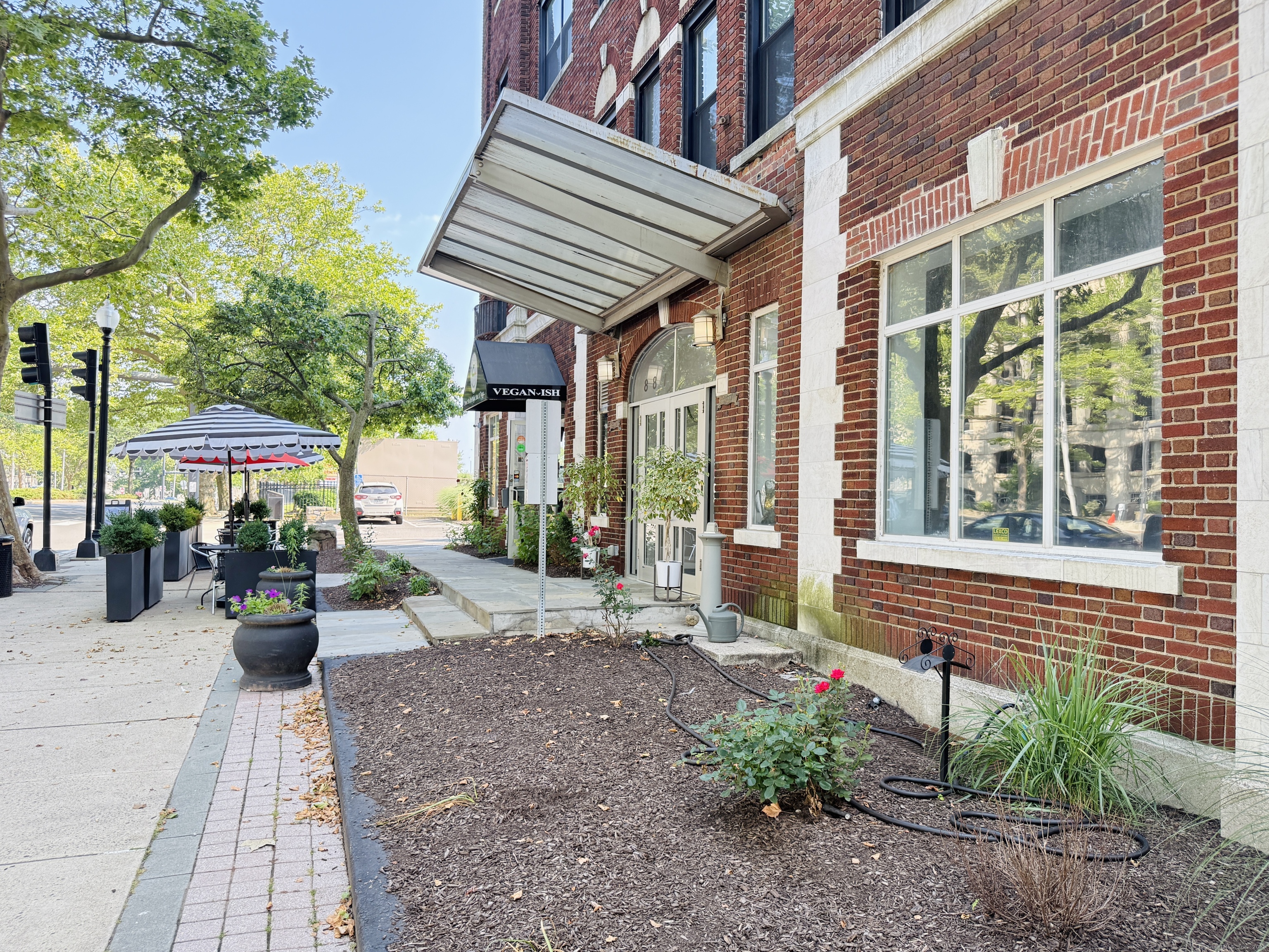881 Lafayette Boulevard Unit: 2H