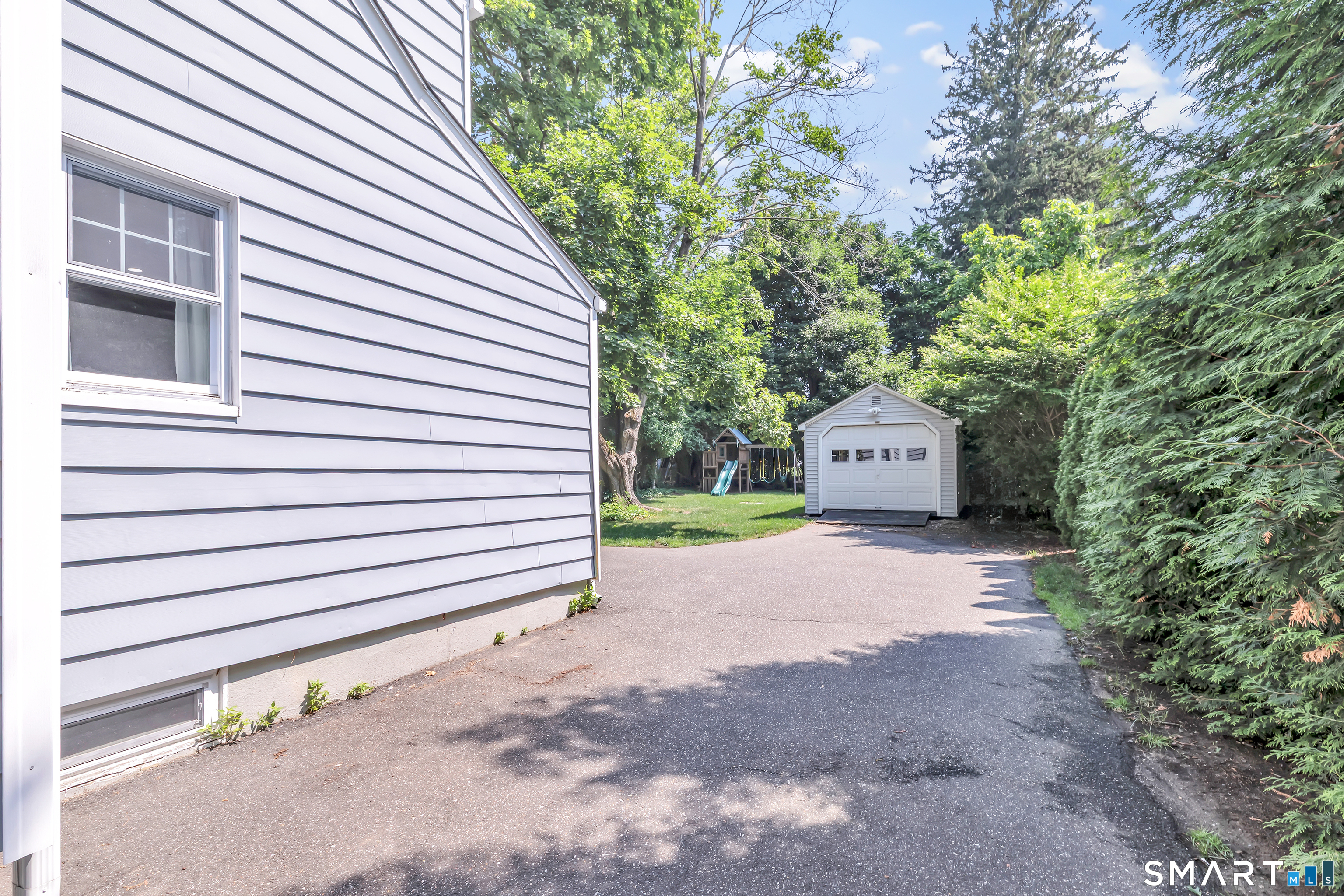 2082 Stratfield Road