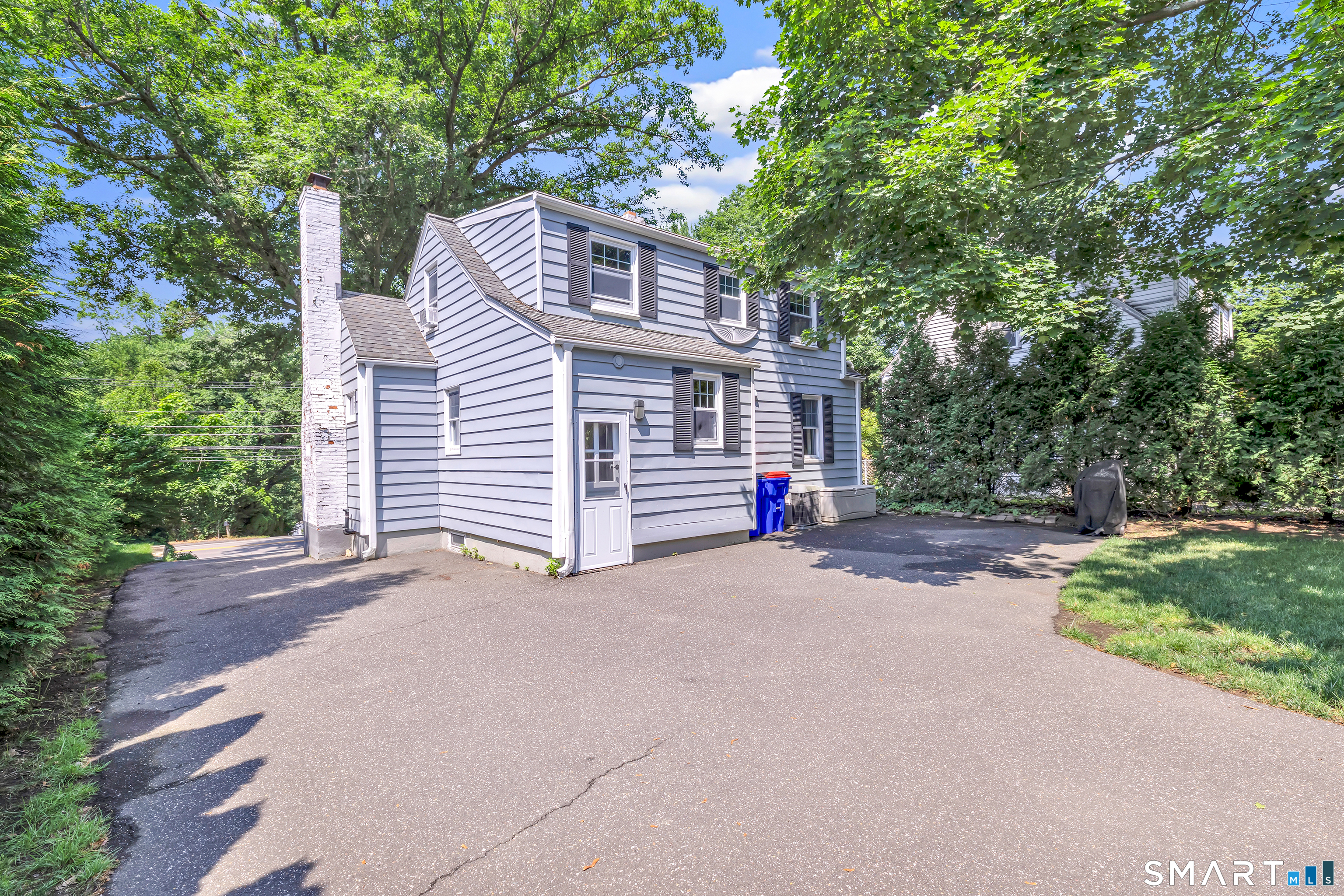 2082 Stratfield Road