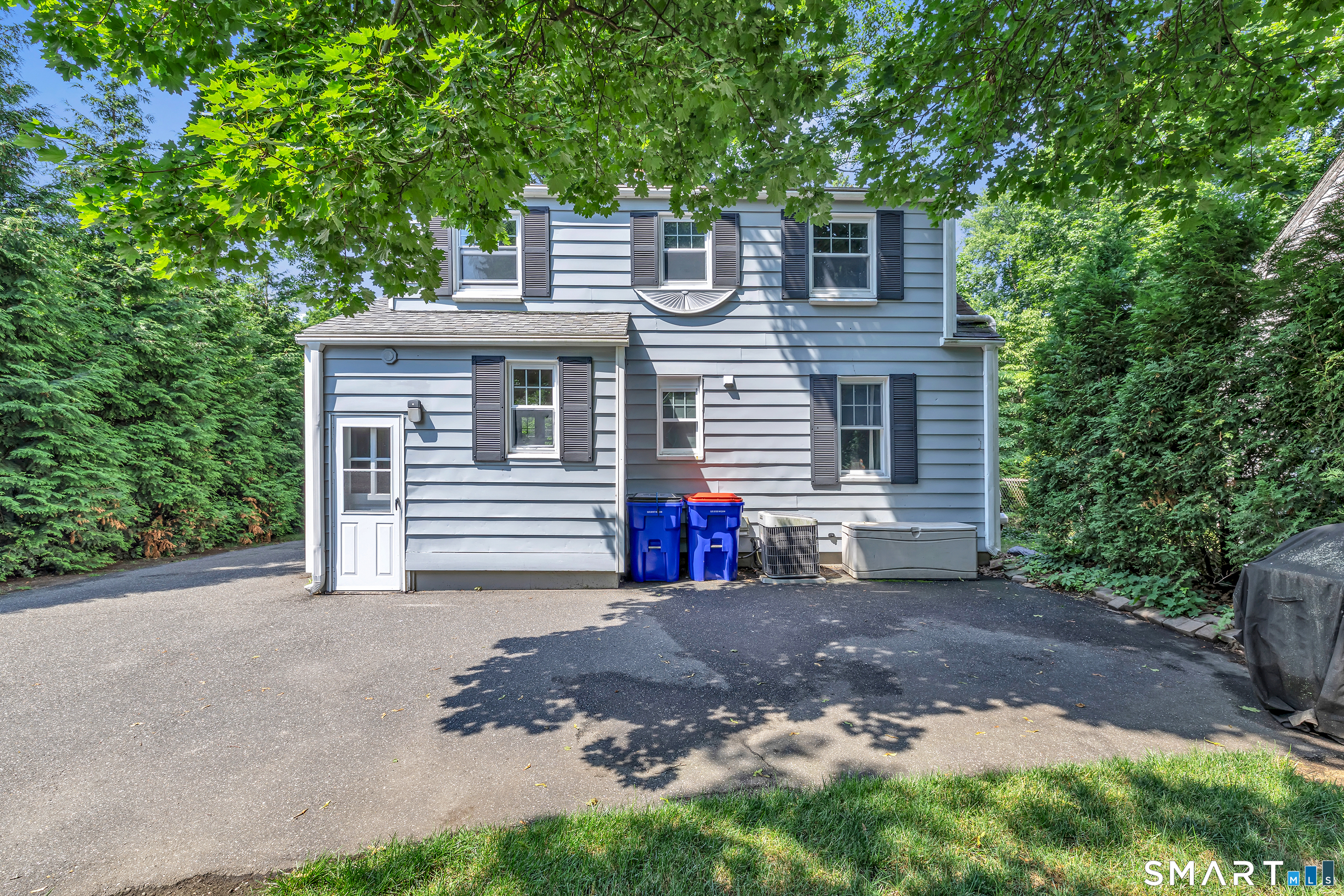 2082 Stratfield Road