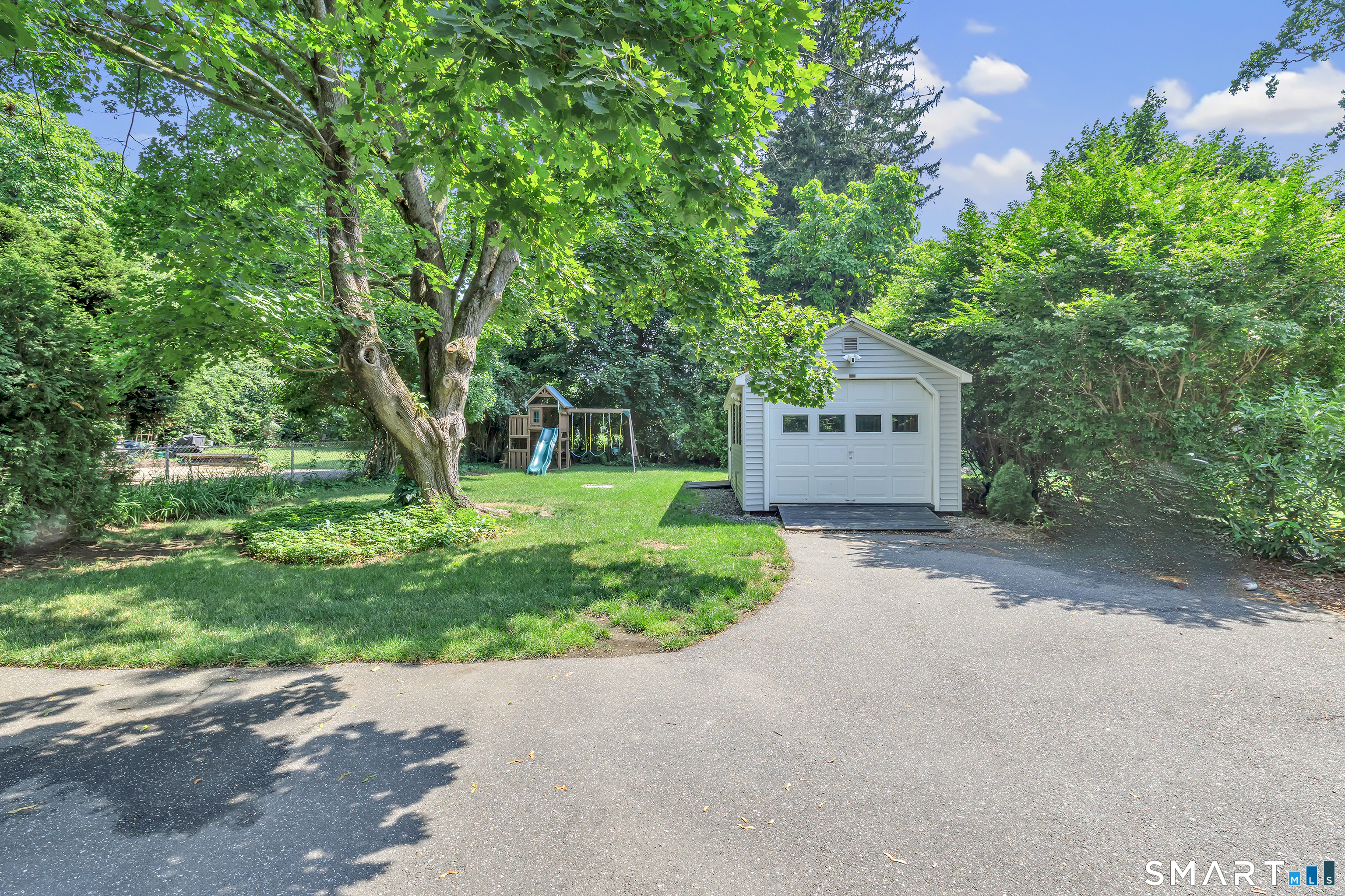 2082 Stratfield Road