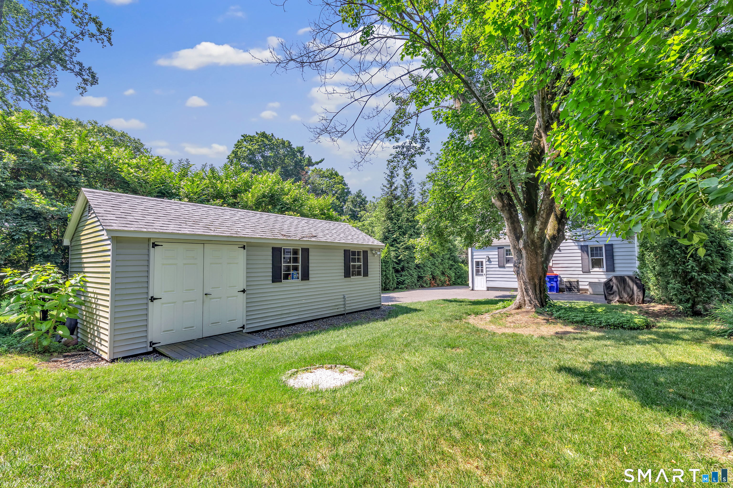 2082 Stratfield Road