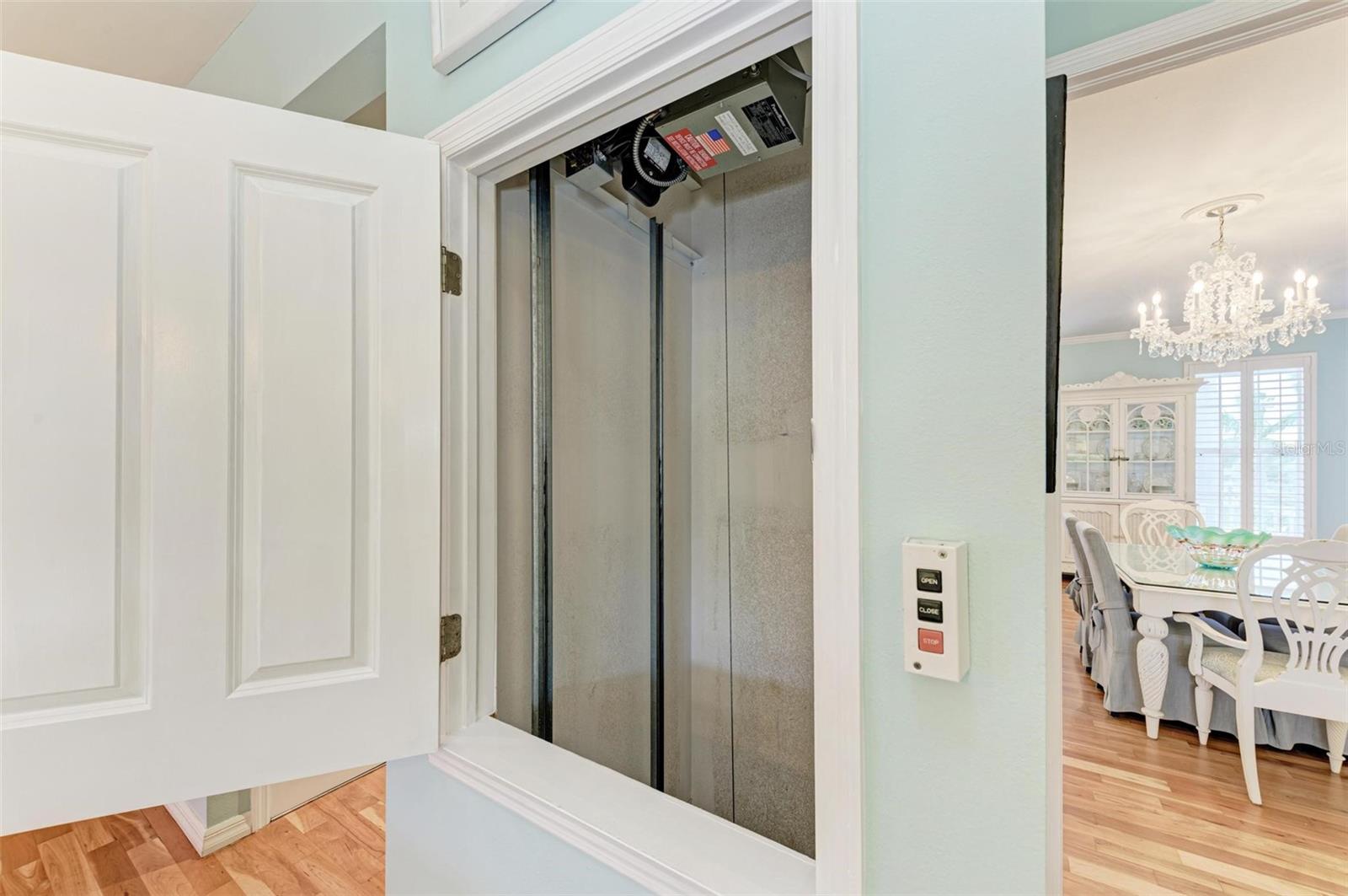 825 W RETTA ESPLANADE