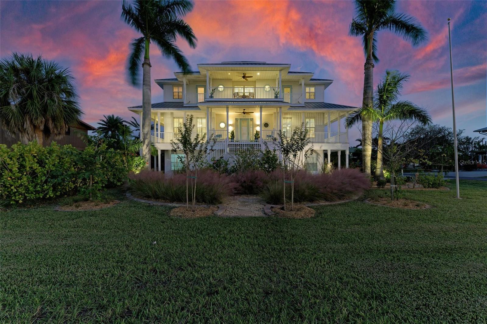 825 W RETTA ESPLANADE