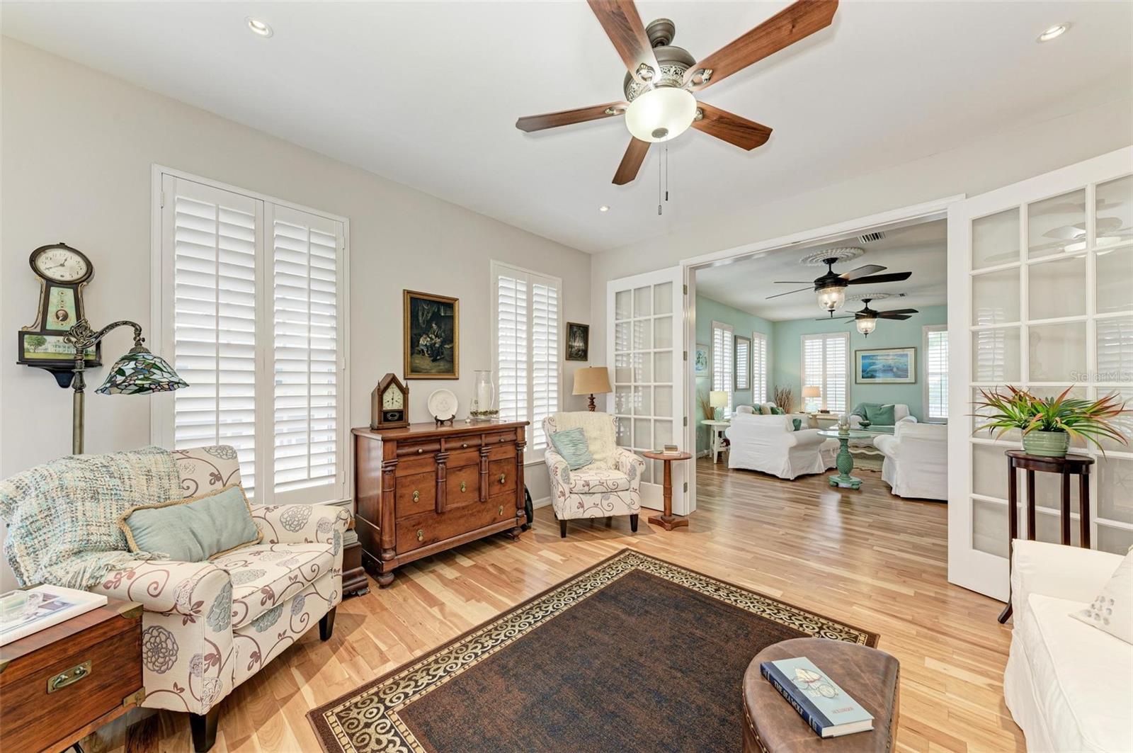 825 W RETTA ESPLANADE