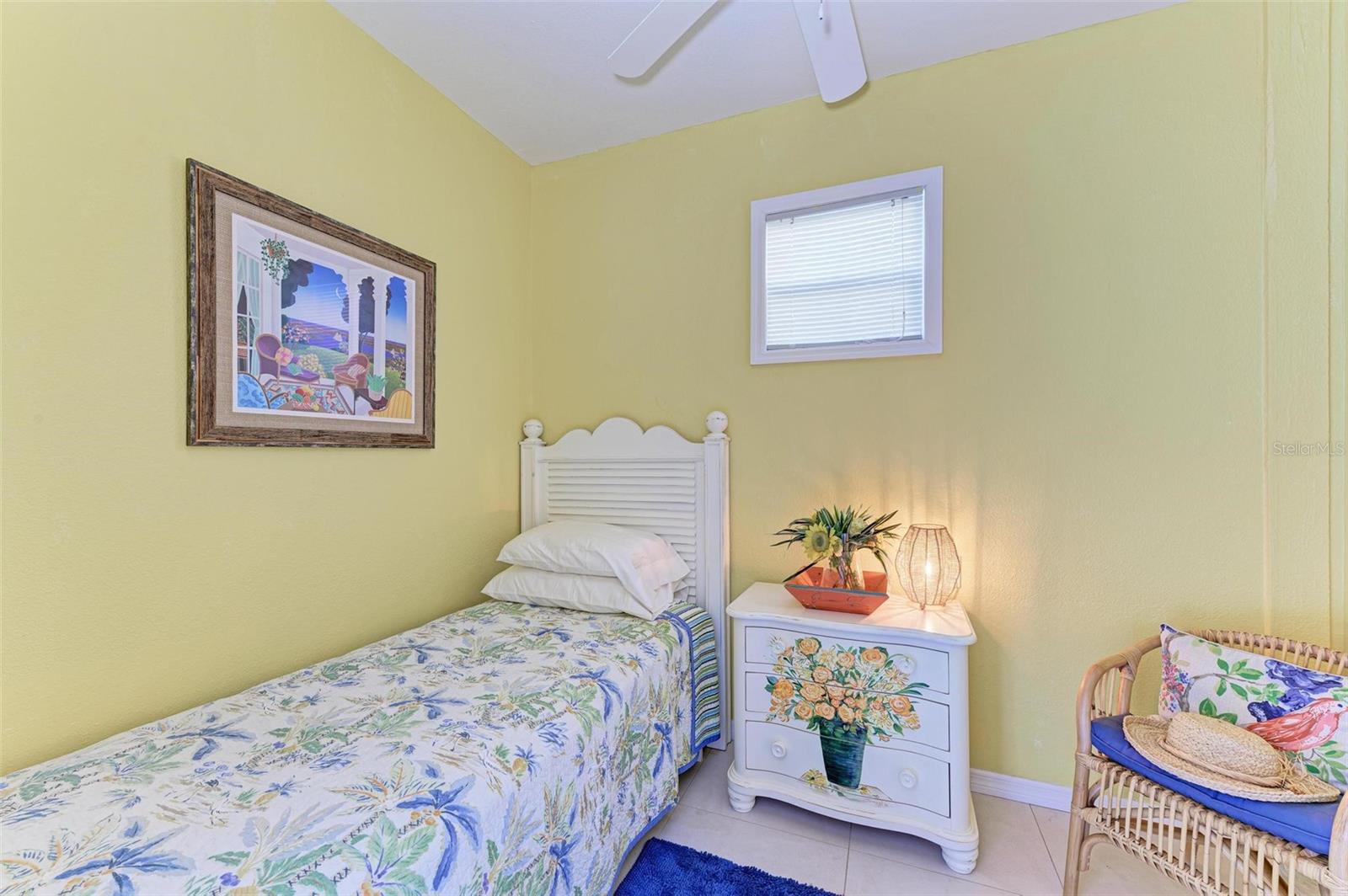 825 W RETTA ESPLANADE