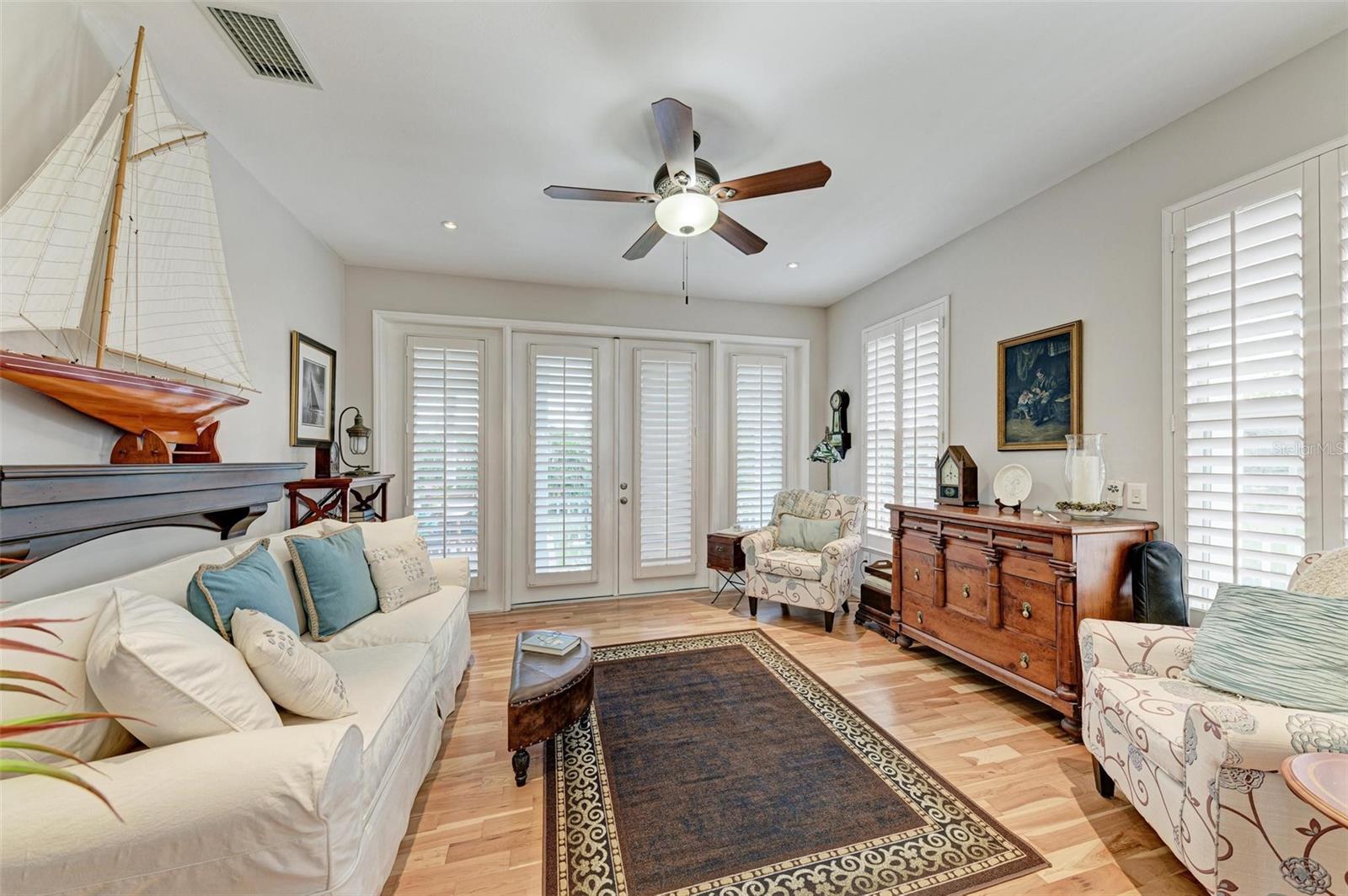 825 W RETTA ESPLANADE