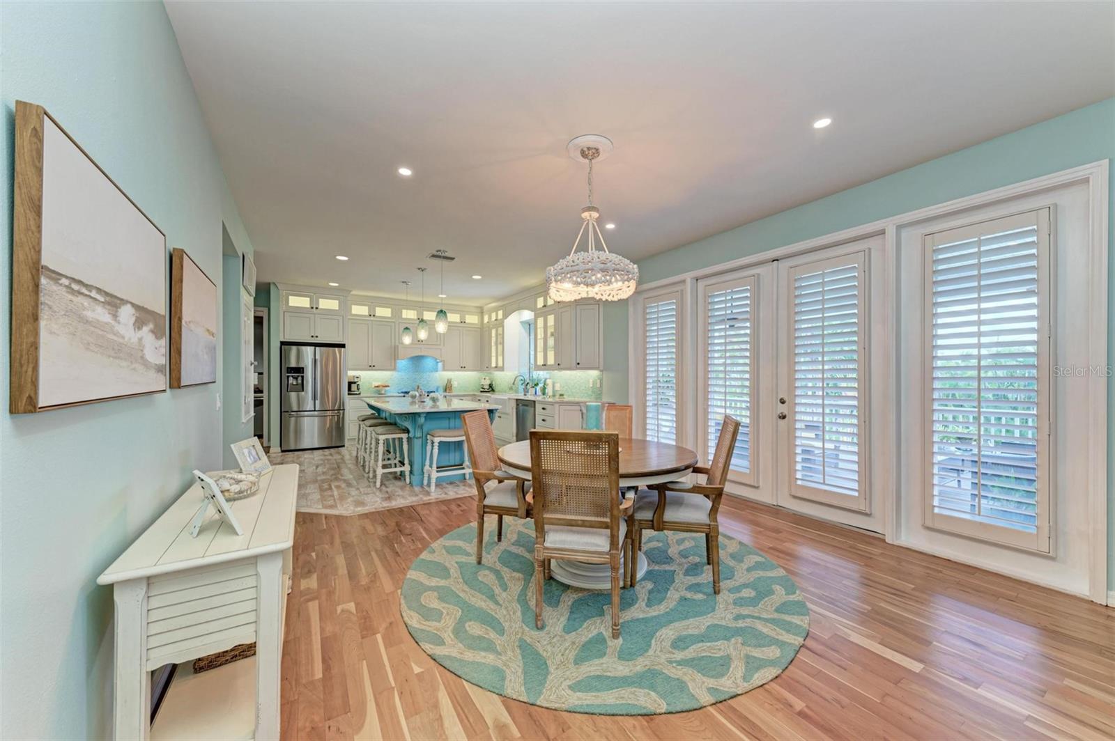 825 W RETTA ESPLANADE