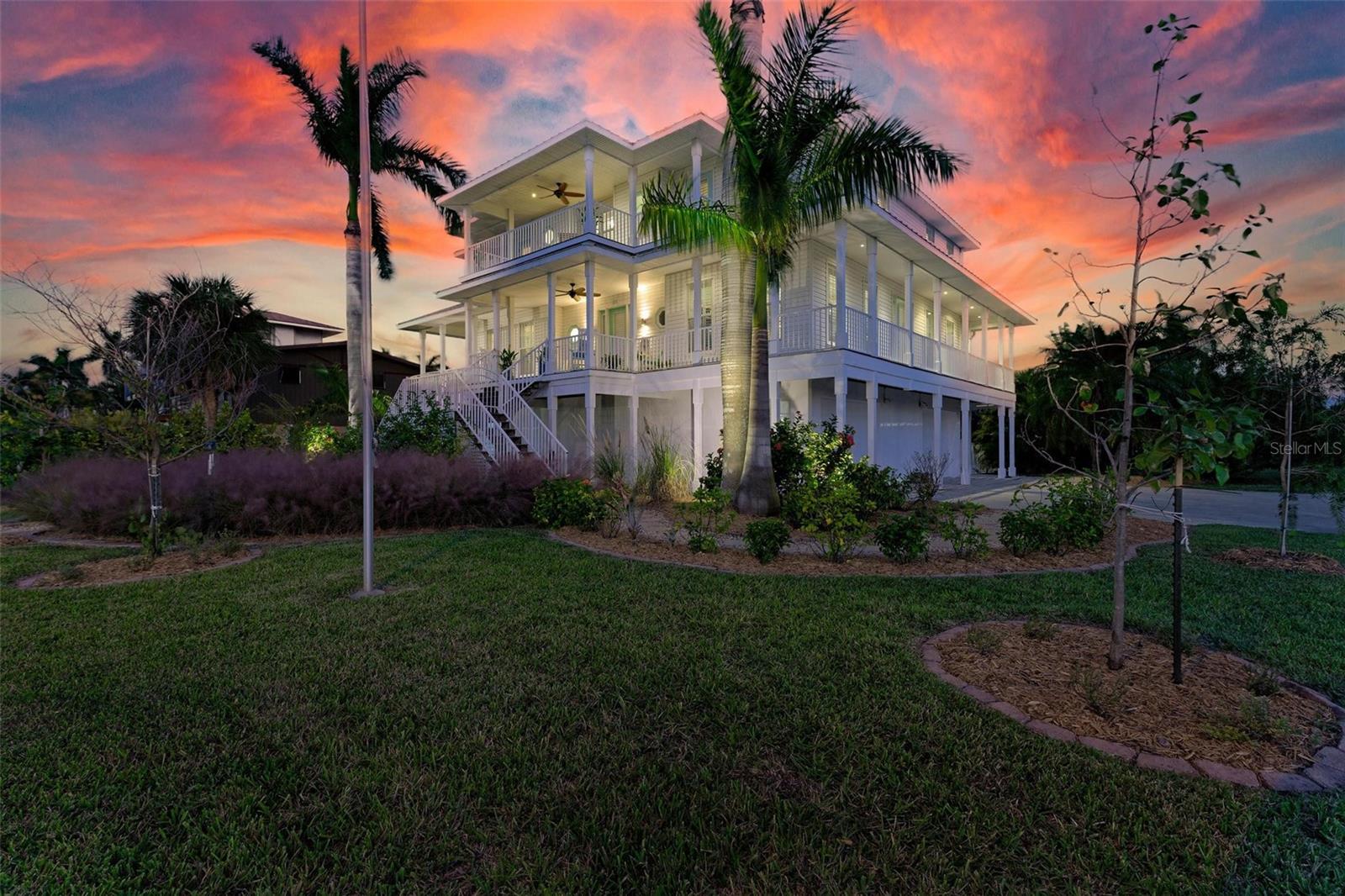 825 W RETTA ESPLANADE