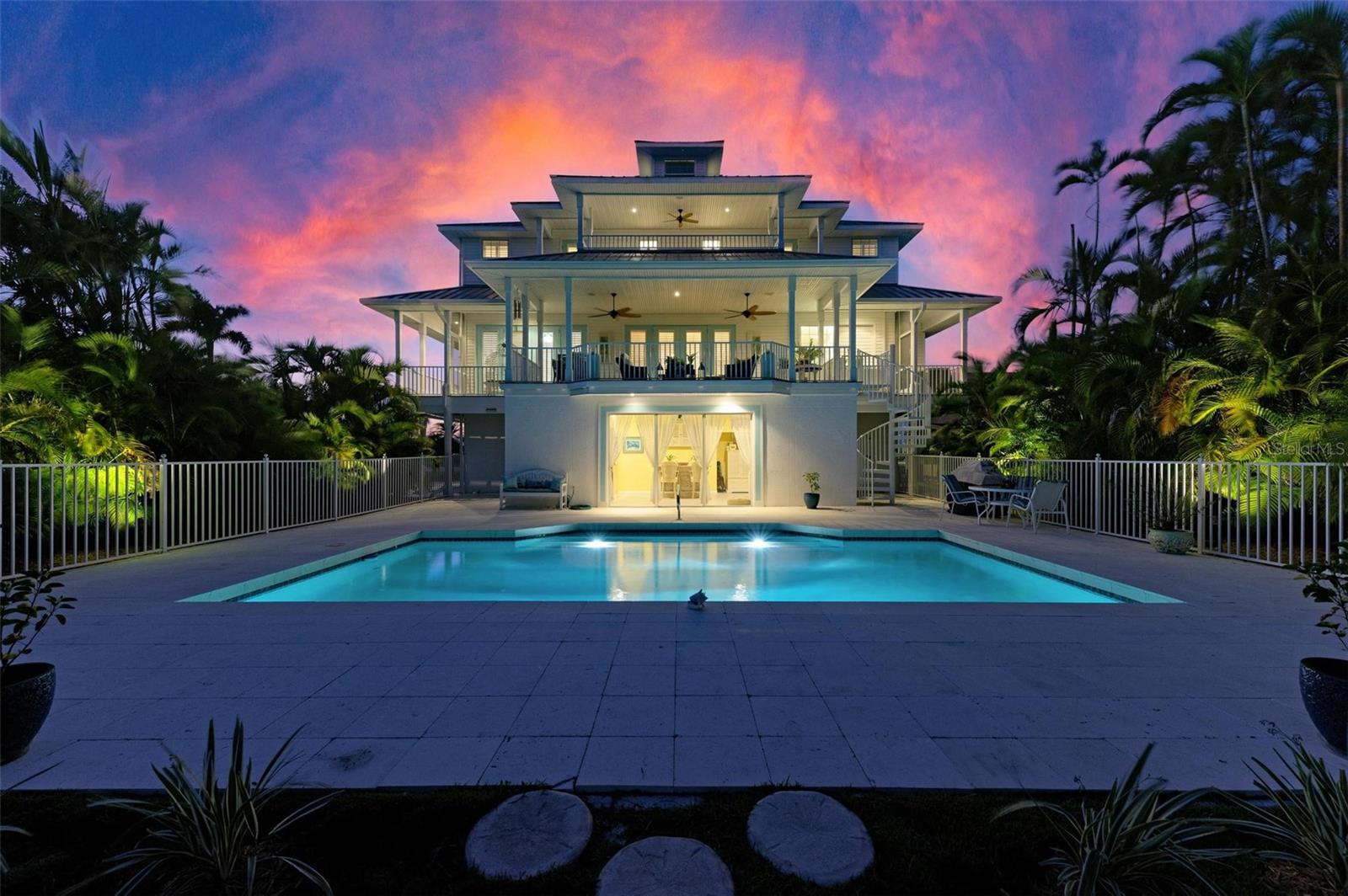 825 W RETTA ESPLANADE