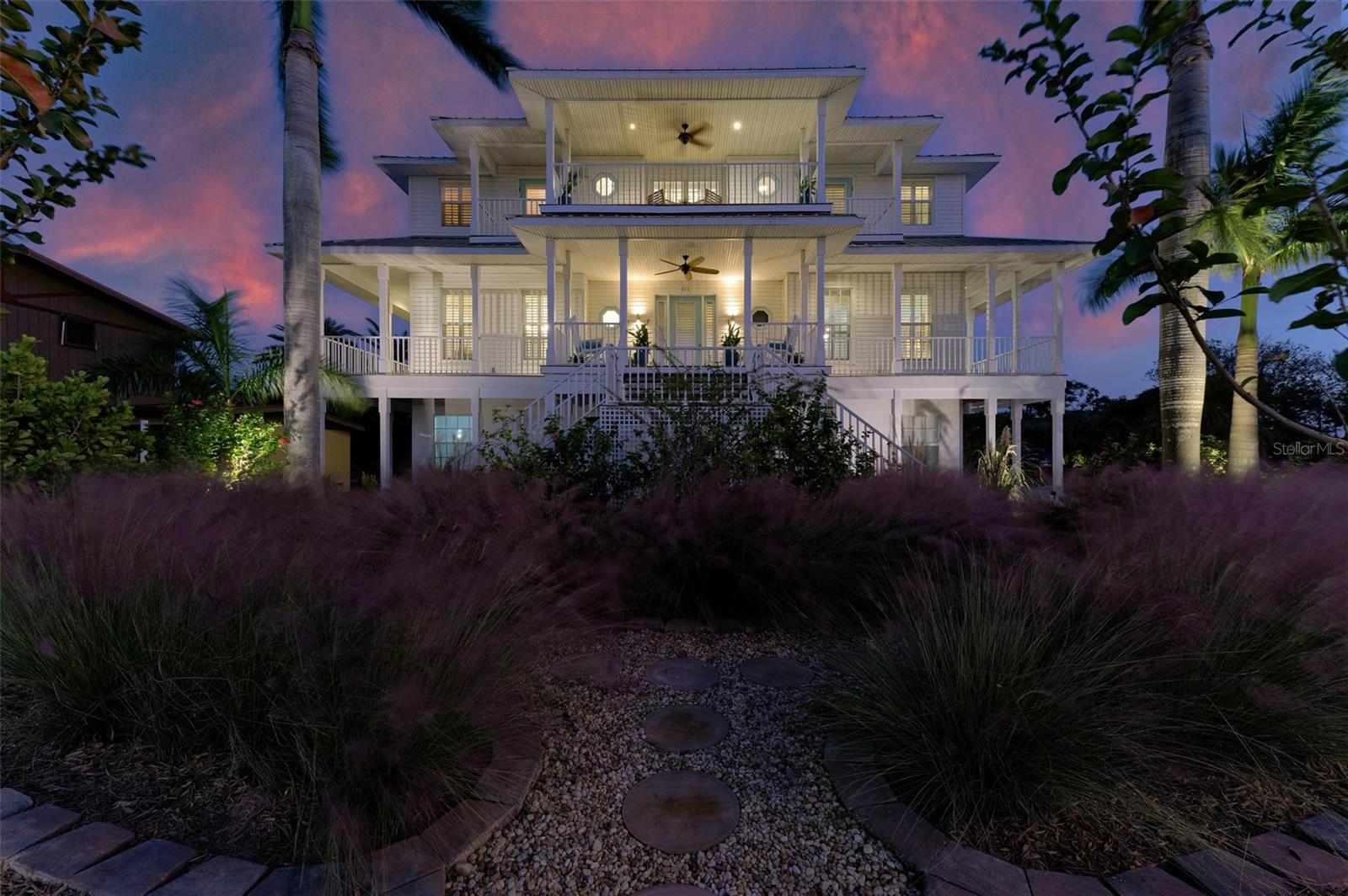 825 W RETTA ESPLANADE