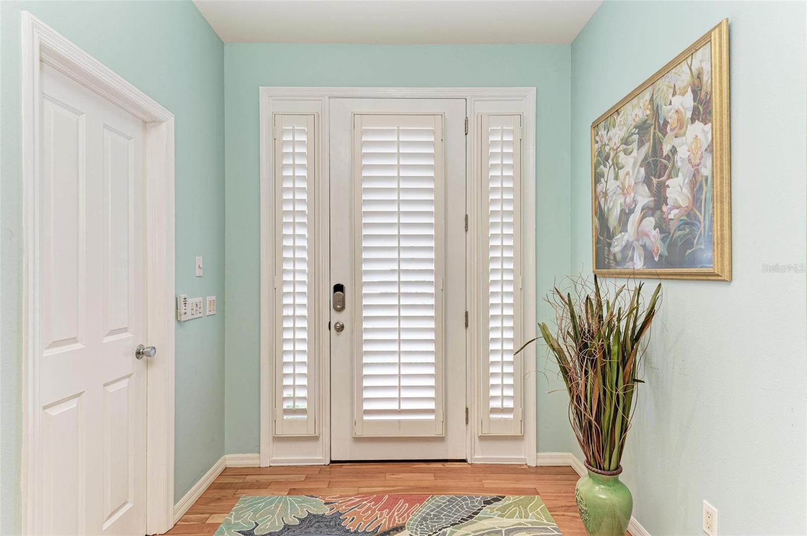 825 W RETTA ESPLANADE