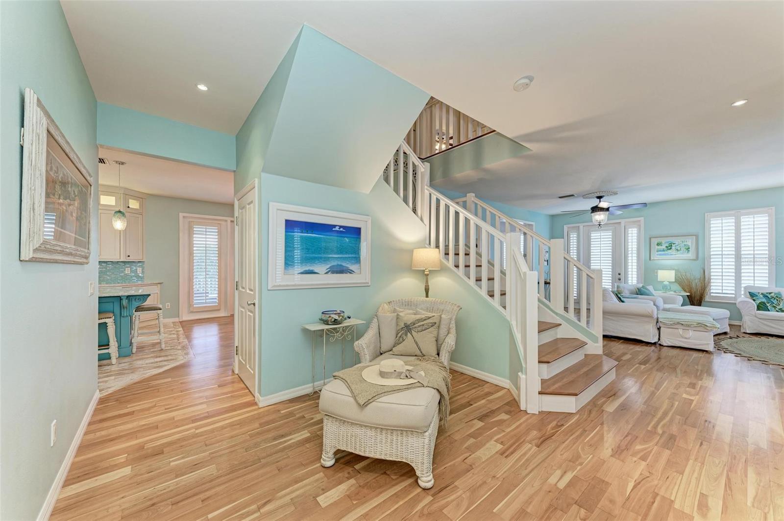 825 W RETTA ESPLANADE