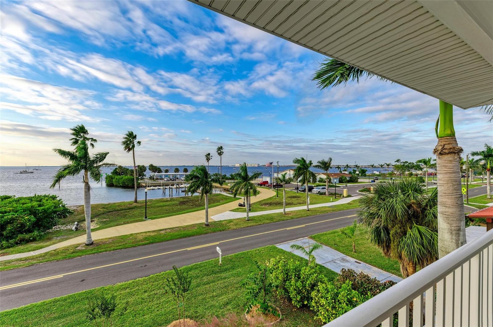 825 W RETTA ESPLANADE