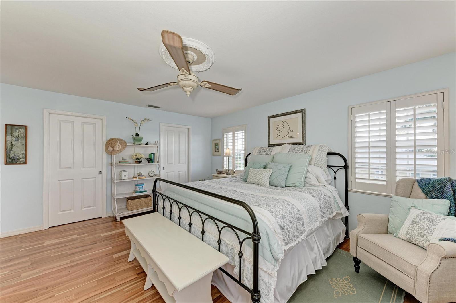 825 W RETTA ESPLANADE