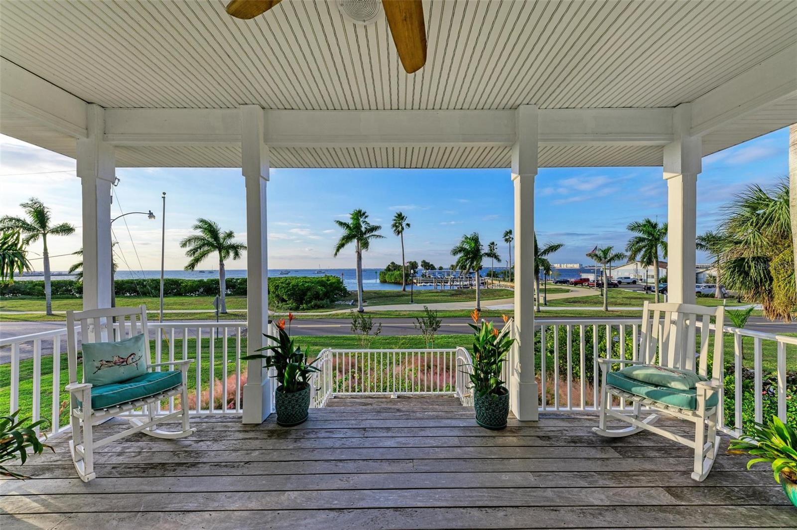 825 W RETTA ESPLANADE