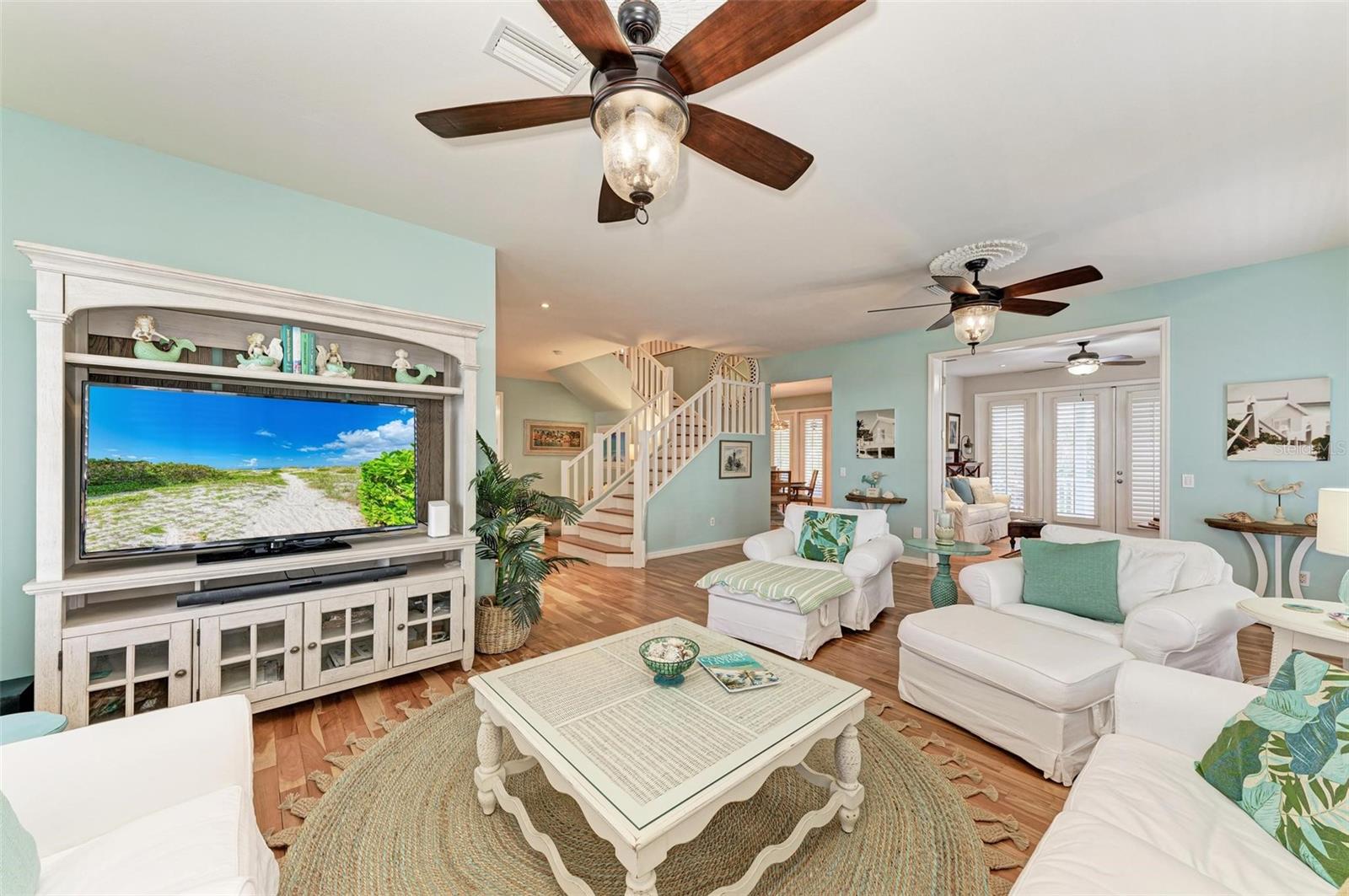 825 W RETTA ESPLANADE