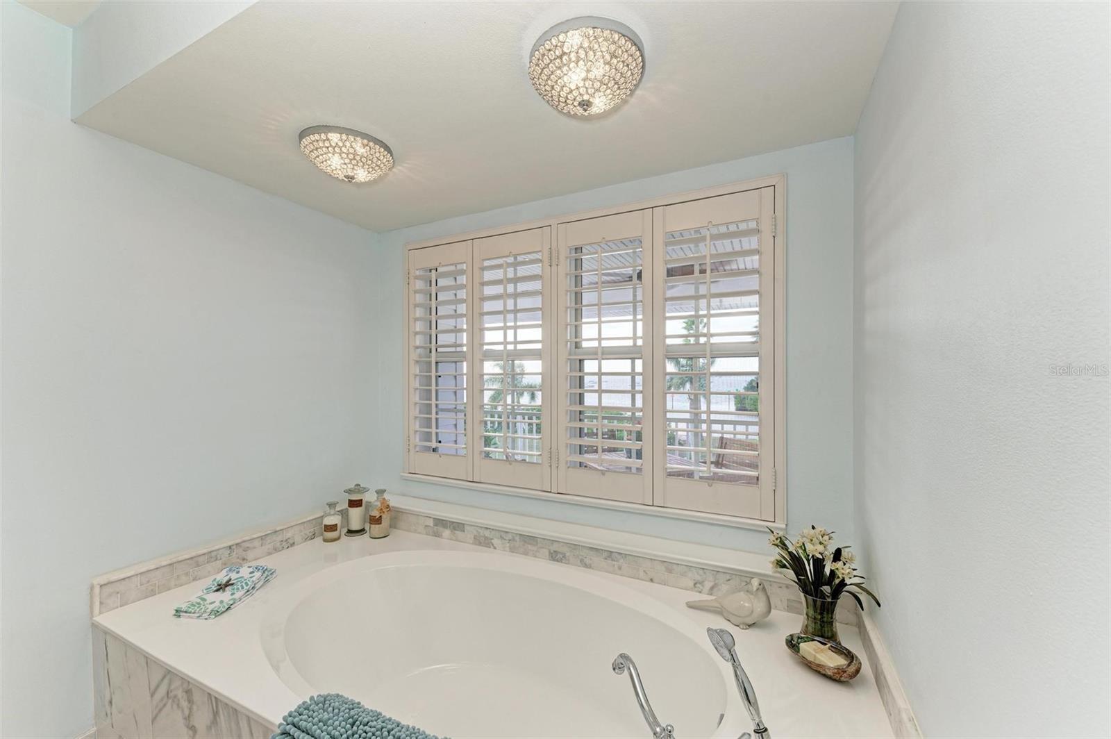 825 W RETTA ESPLANADE