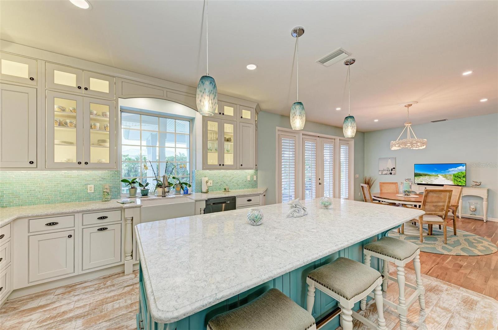 825 W RETTA ESPLANADE