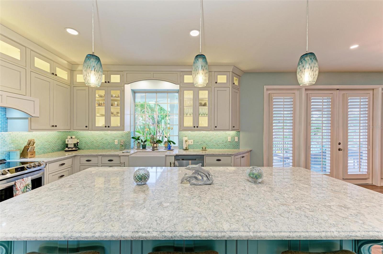 825 W RETTA ESPLANADE